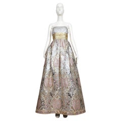 Vestido sin tirantes de los años 80 de Leonard of Paris, de brocado plateado metalizado y dorado