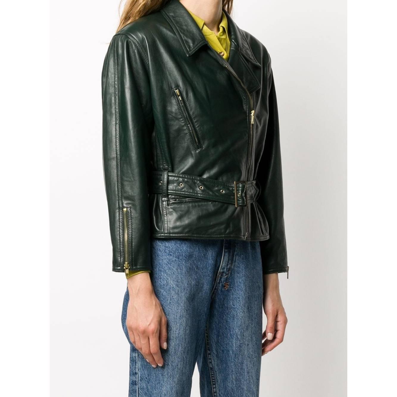 A.N.G.E.L.O. VINTAGE – Italy 

Leonardo dark green genuine leather jacket. Classic collar, off-centre front zip fastening, long sleeves, belted waist, zip front pockets and zipped cuffs. Lightly padded shoulders and full lining.

Years: 80s

Size: