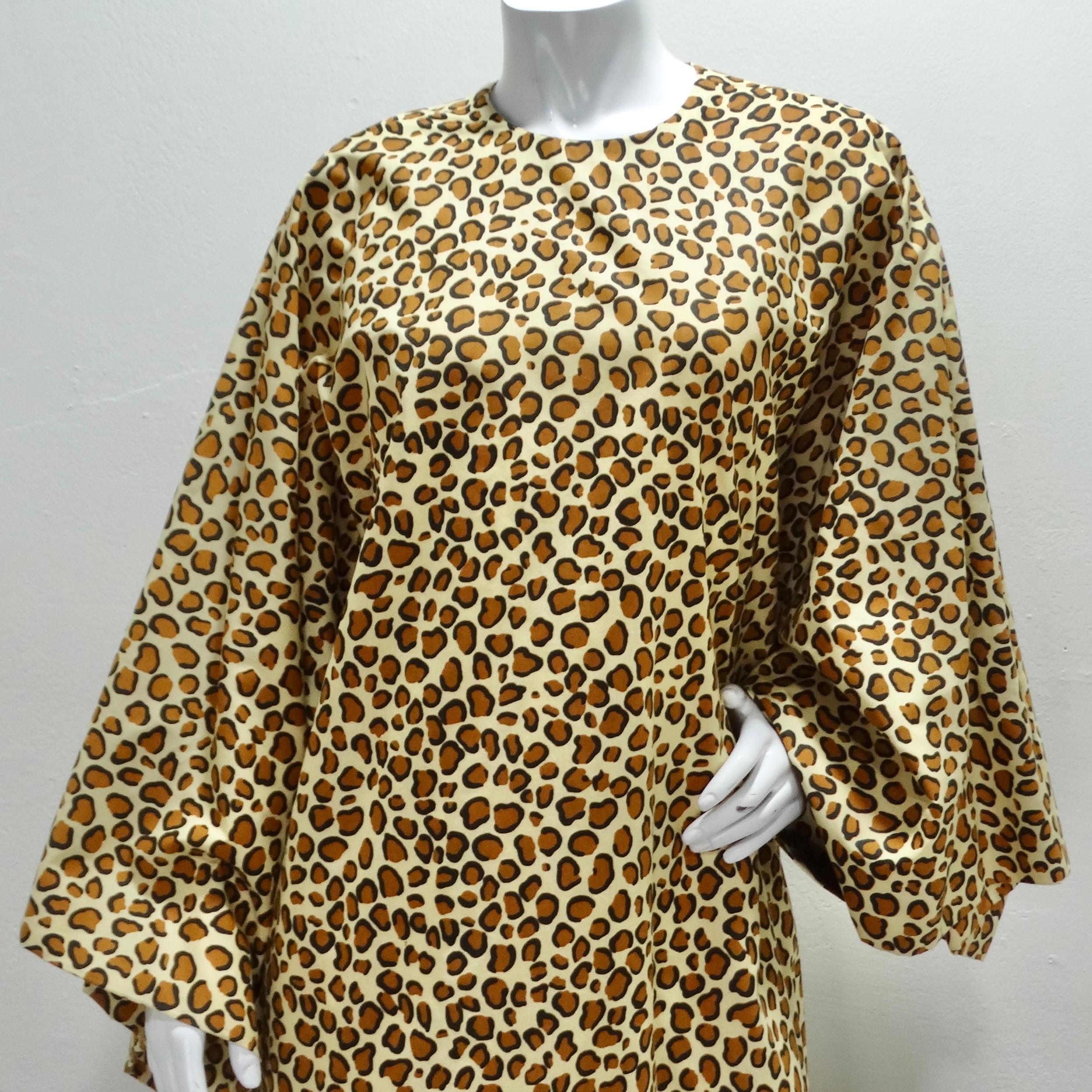 Treten Sie ins Rampenlicht mit unserem Leoparden-Kaftan-Kleid aus den 1980er Jahren, einem auffälligen Statement-Stück, das die Essenz der 80er-Jahre-Mode einfängt. Dieses Kleid im Kaftan-Stil ist nicht nur ein Kleidungsstück, es ist eine Haltung.
