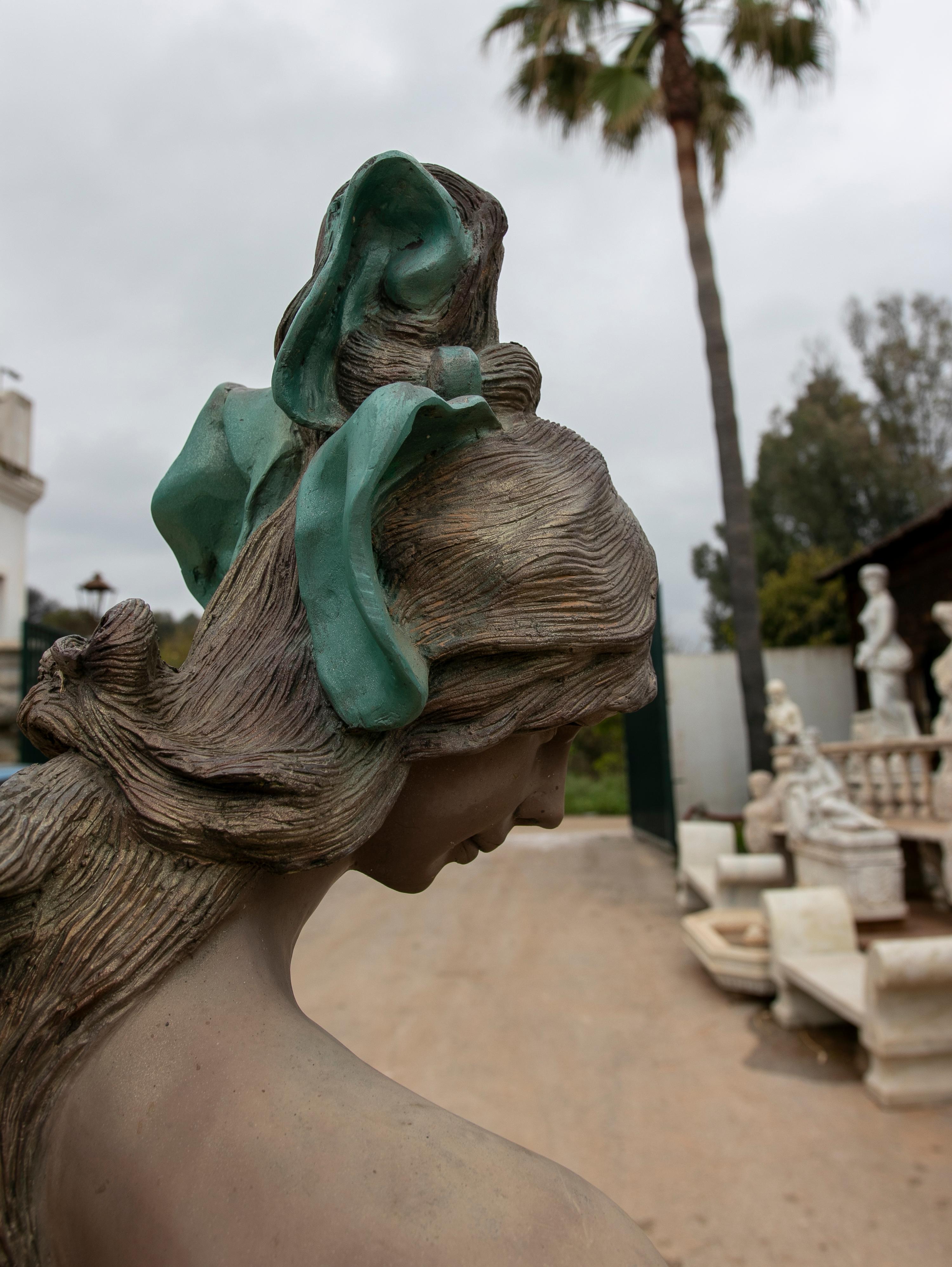 Sculpture en bronze grandeur nature d'une femme romantique des années 1980 en vente 9