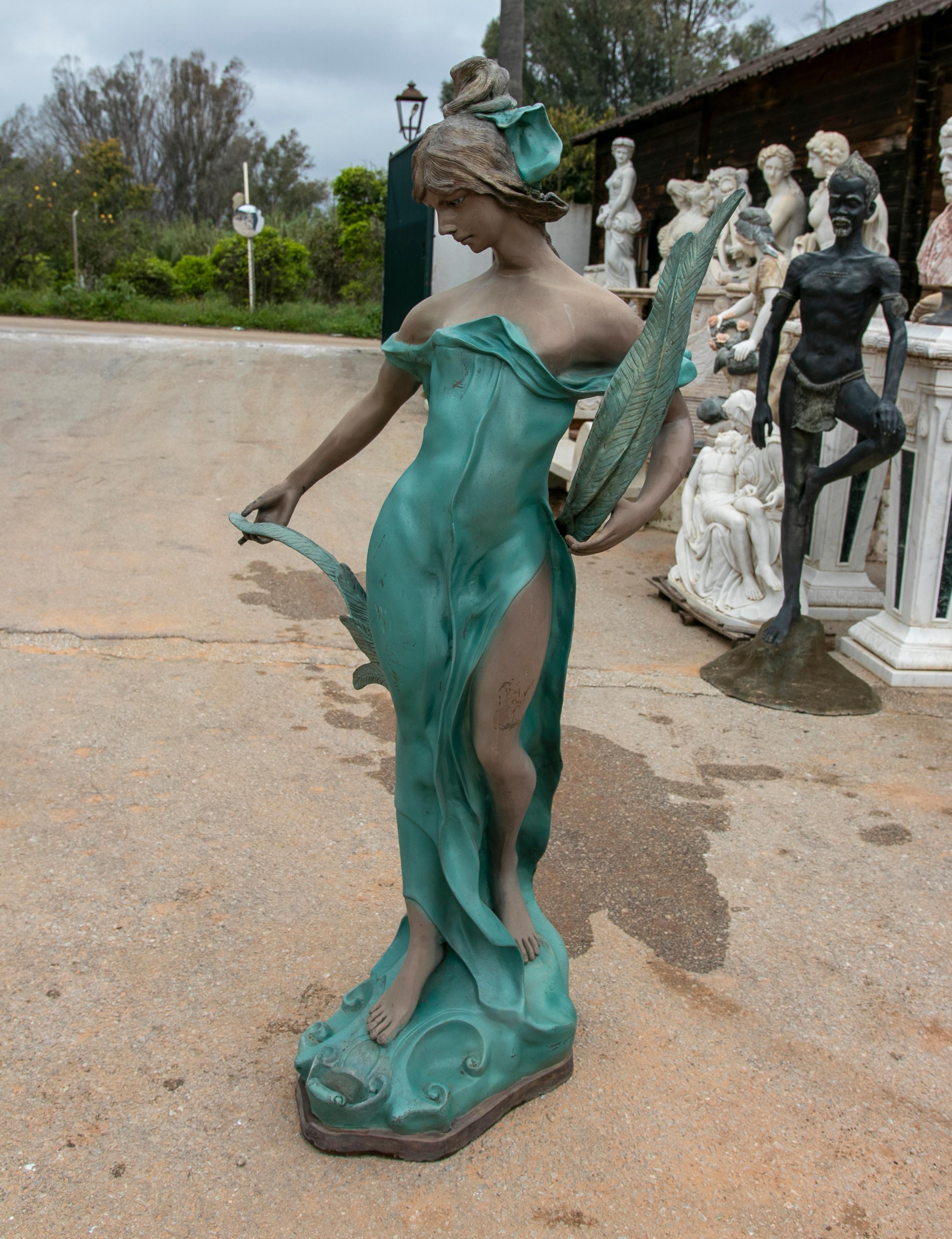 1980 Sculpture en bronze grandeur nature d'une femme romantique.