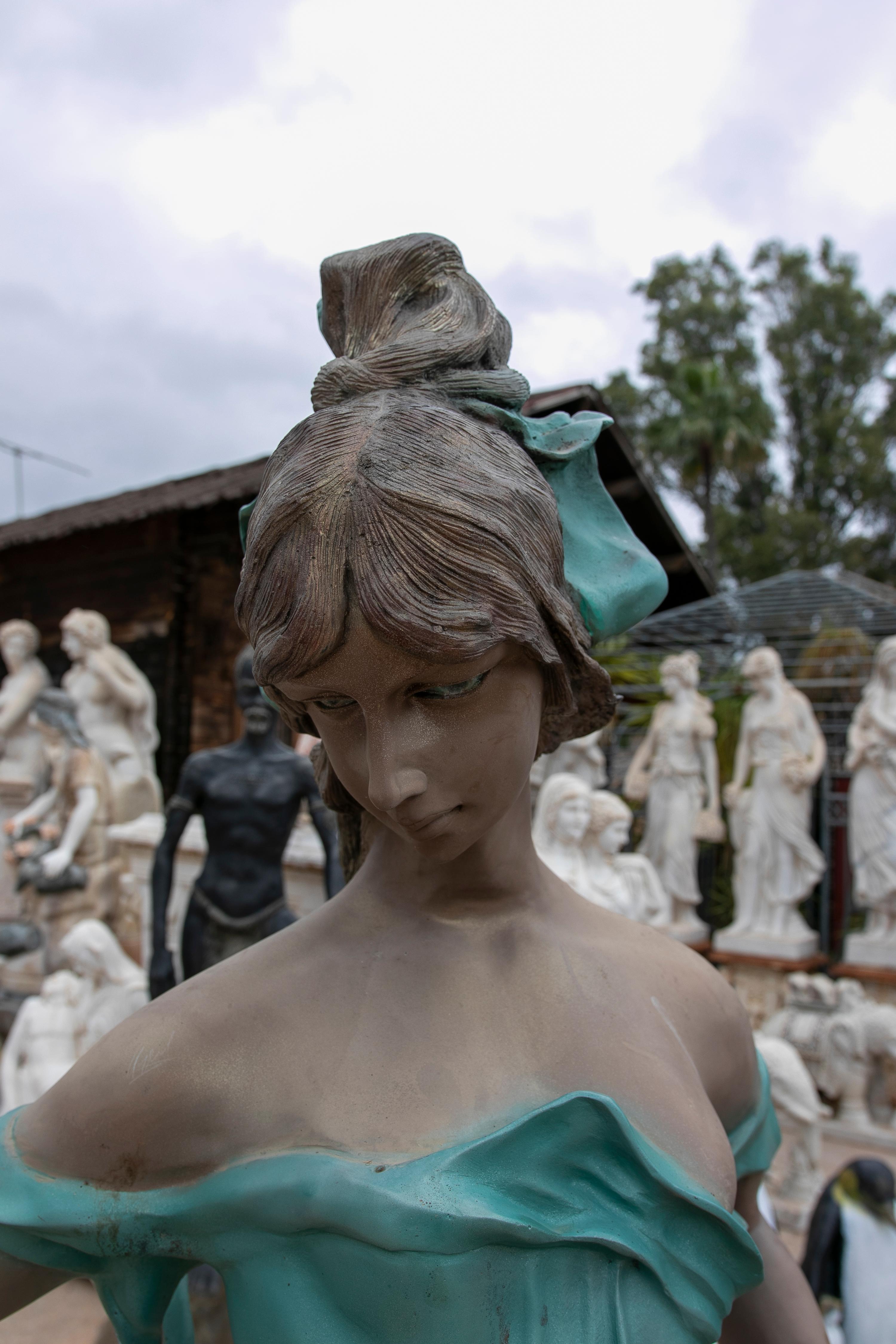 Sculpture en bronze grandeur nature d'une femme romantique des années 1980 en vente 1