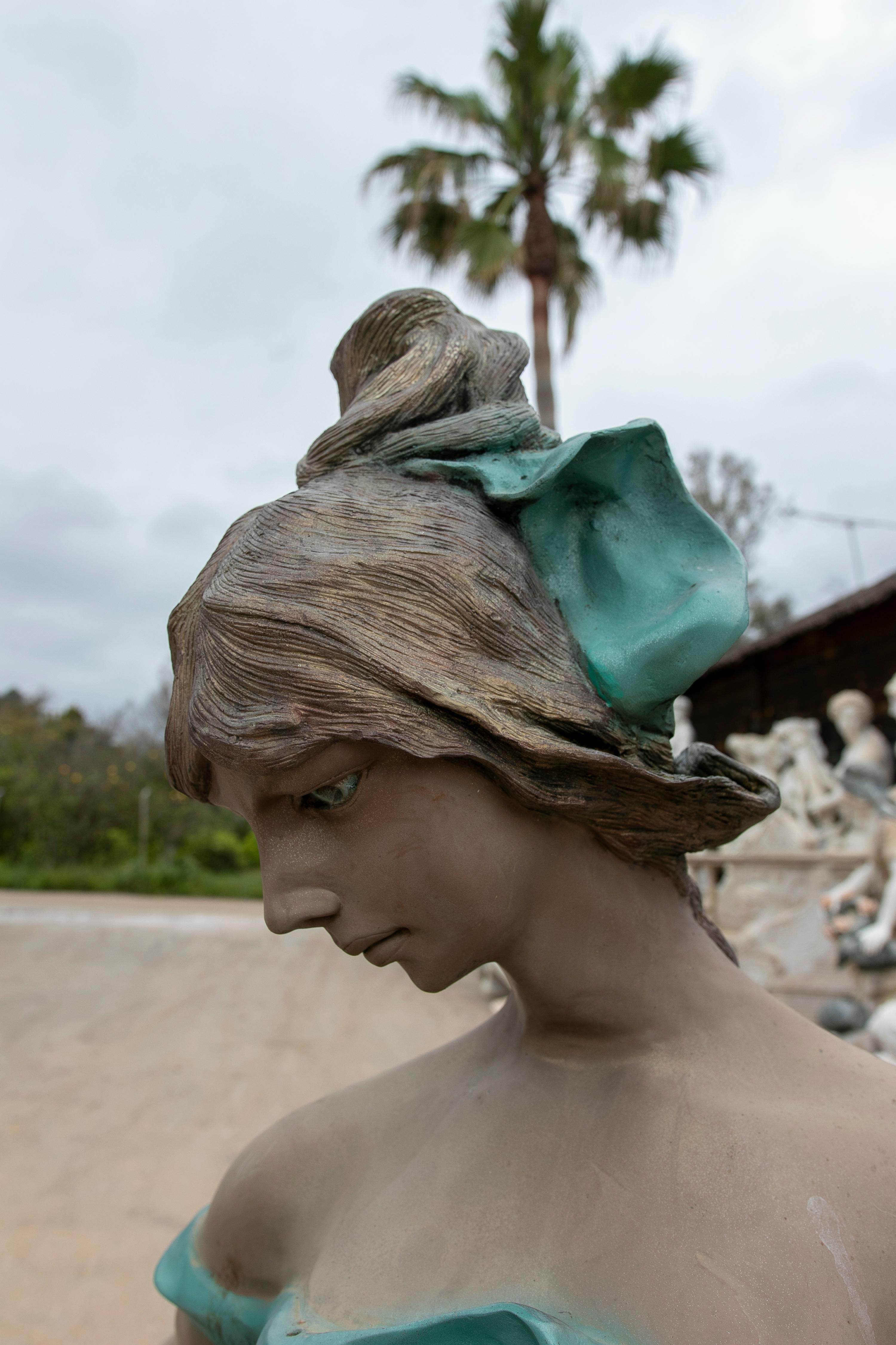1980er Jahre Lebensgroße Bronzeskulptur einer romantischen Frau im Angebot 3
