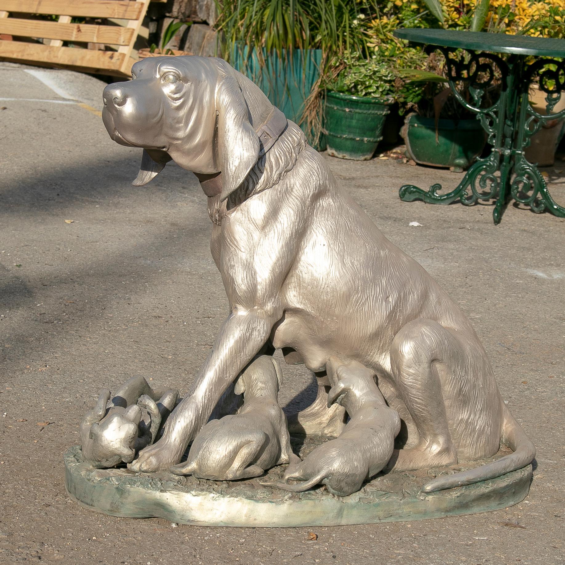 Bronzeskulptur eines lebensgroßen Hundes mit Würfeln aus den 1980er Jahren (Europäisch) im Angebot