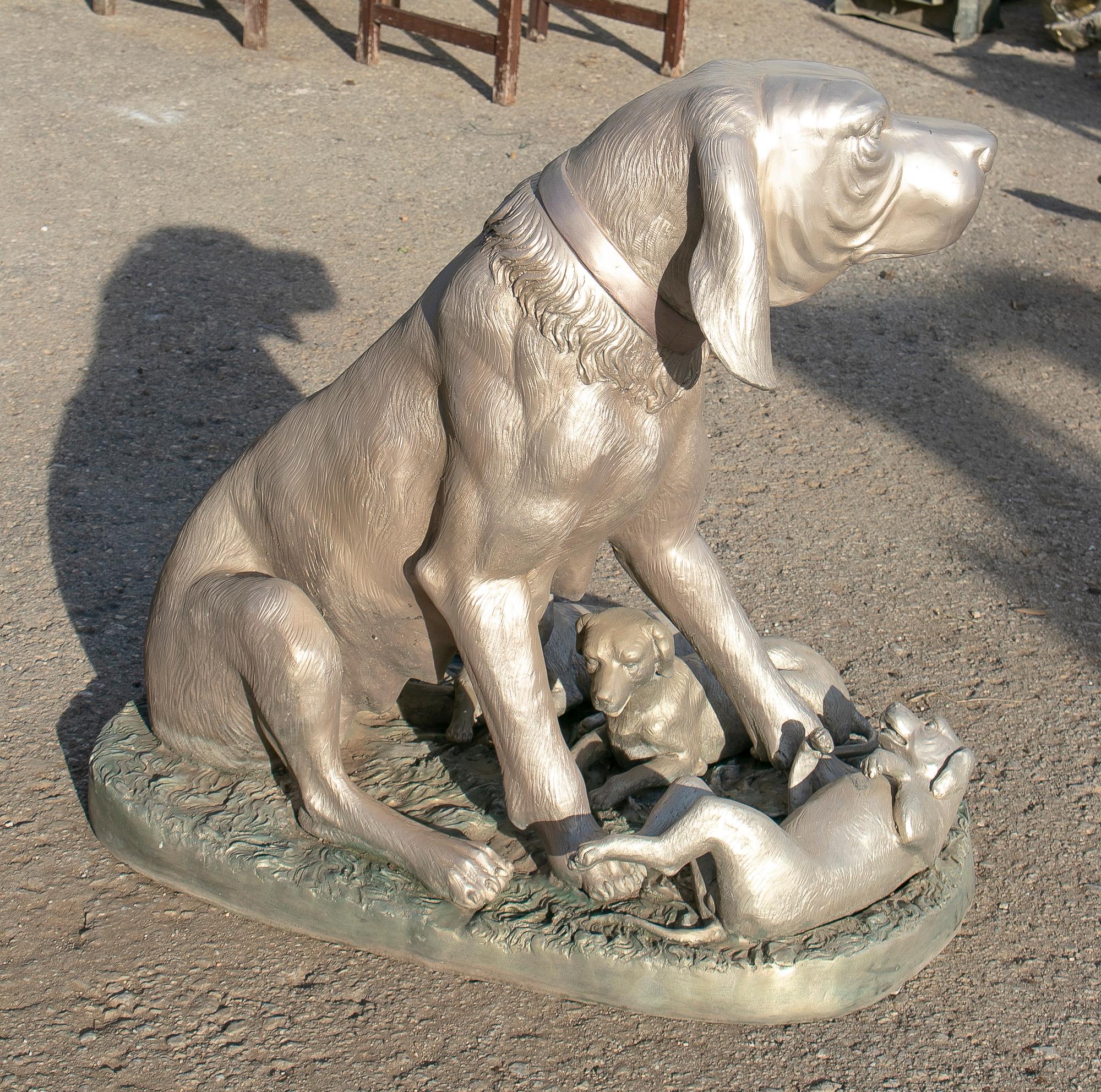 Bronzeskulptur eines lebensgroßen Hundes mit Würfeln aus den 1980er Jahren (20. Jahrhundert) im Angebot