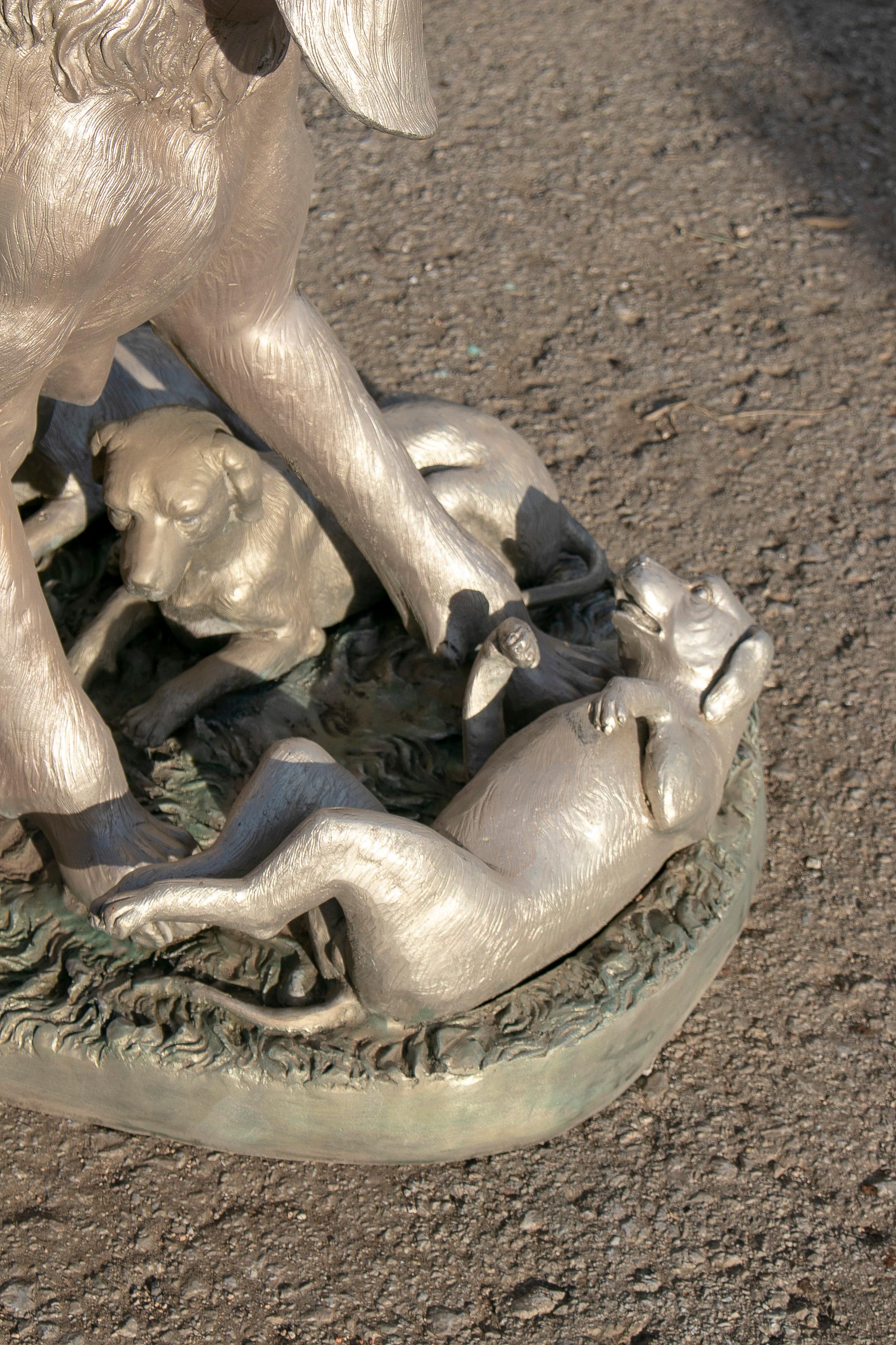 Bronzeskulptur eines lebensgroßen Hundes mit Würfeln aus den 1980er Jahren im Angebot 3