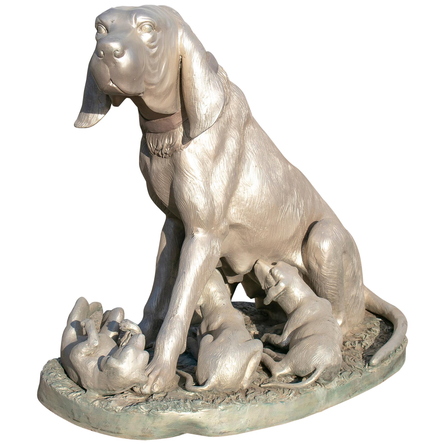 Escultura de bronce en tamaño natural de perro con cachorros de los años 80