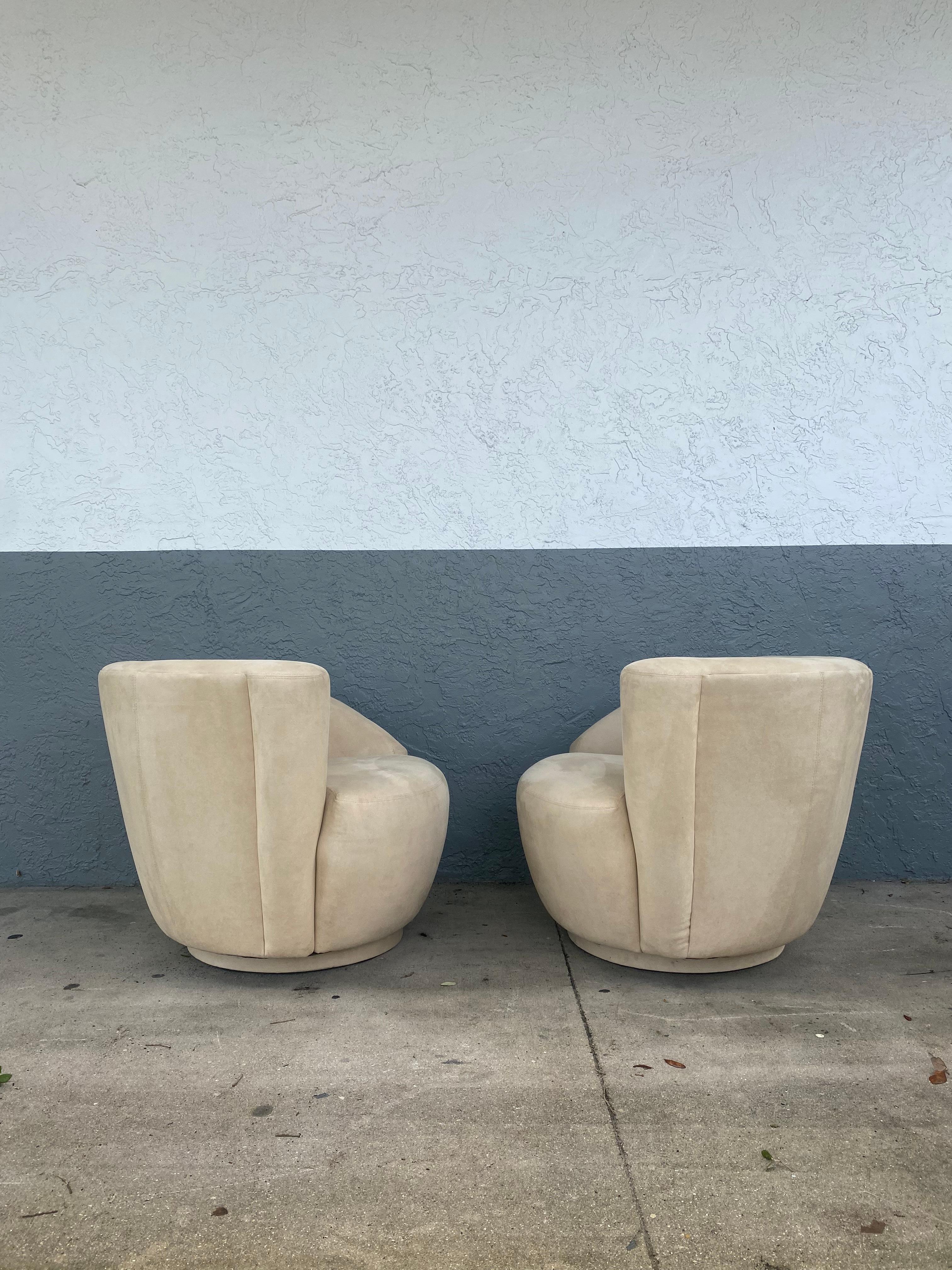 Mid-Century Modern 1980s Light Beige Directional Nautilus Swivel Chairs, Set of 2 For Sale