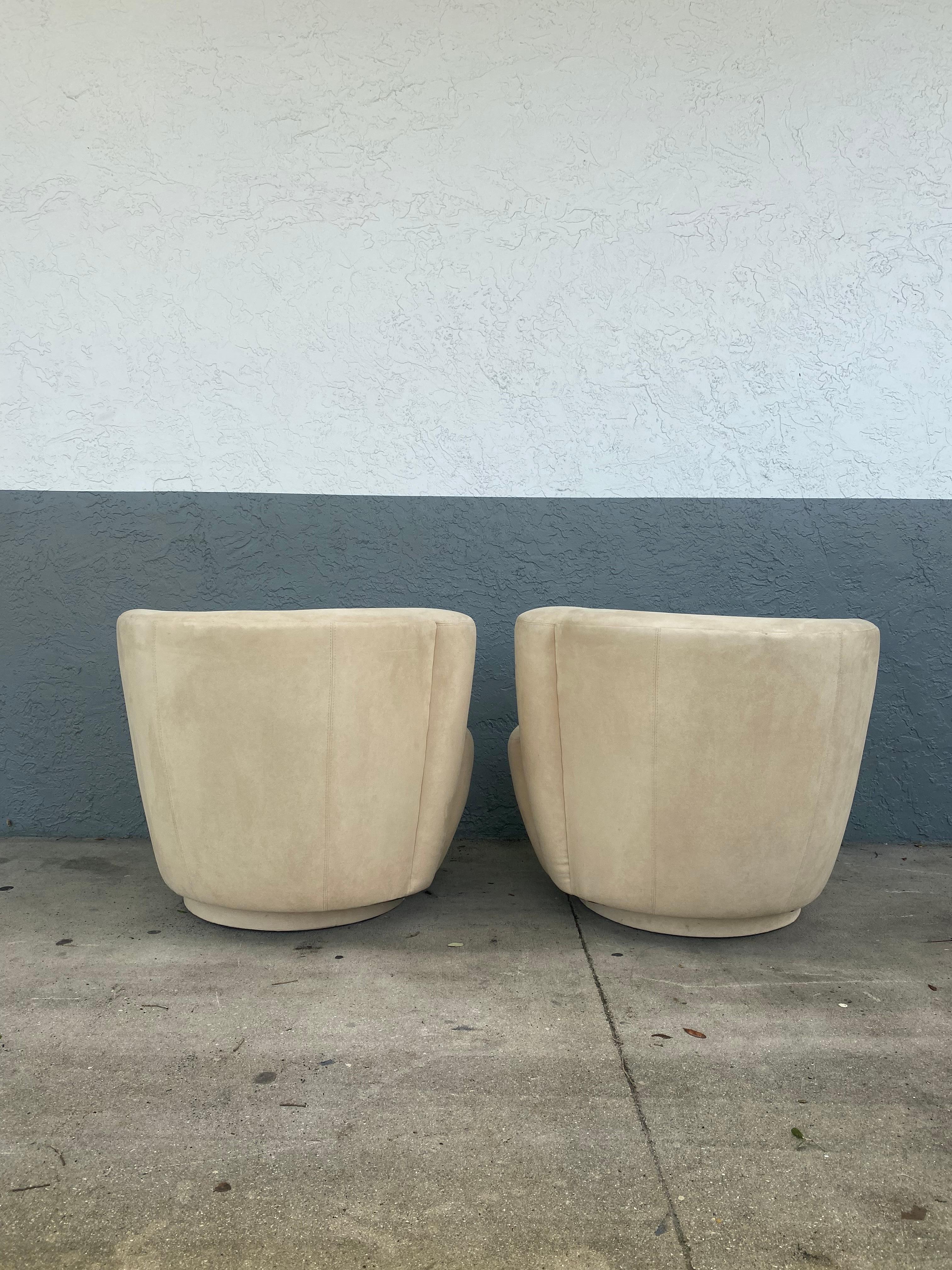 American 1980s Light Beige Directional Nautilus Swivel Chairs, Set of 2 For Sale