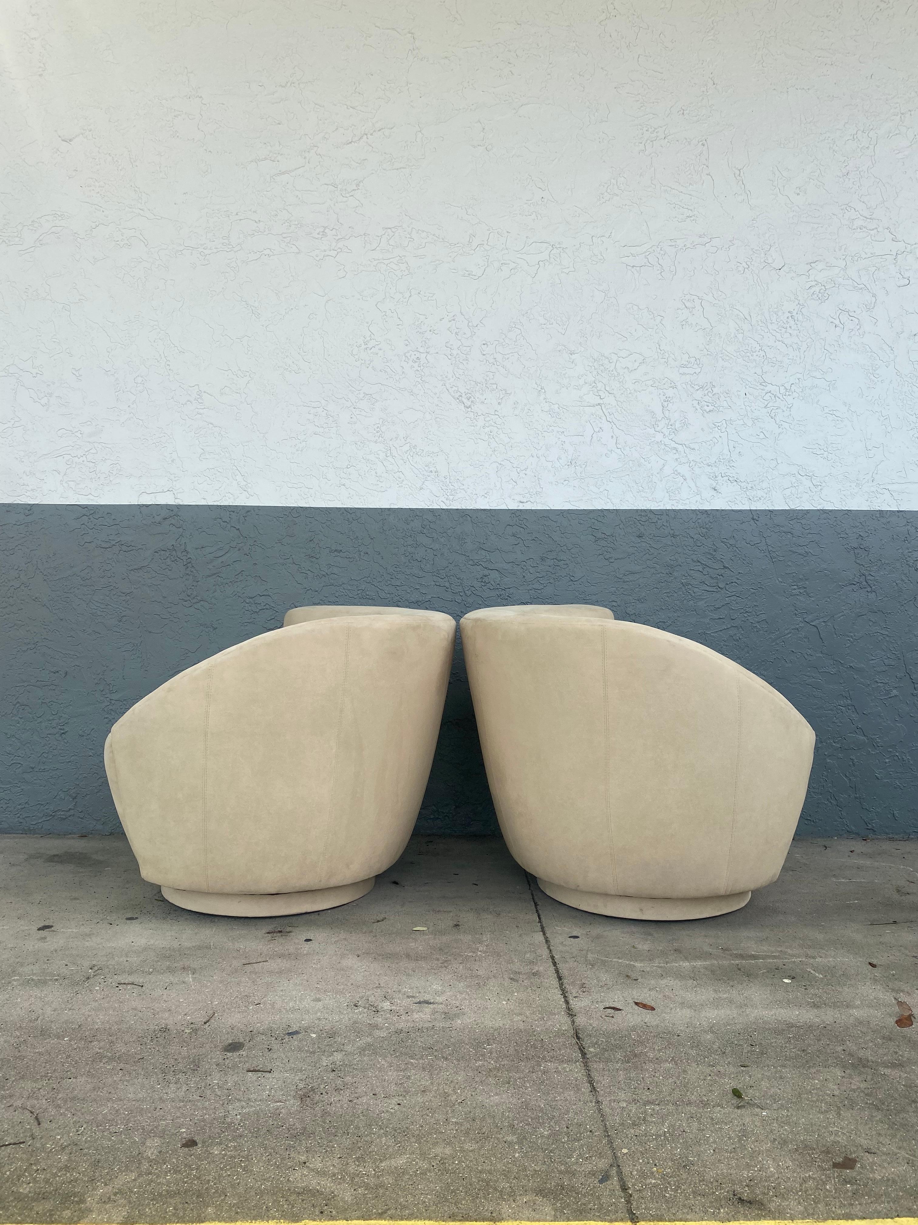 1980s Light Beige Directional Nautilus Swivel Chairs, Set of 2 In Good Condition For Sale In Fort Lauderdale, FL