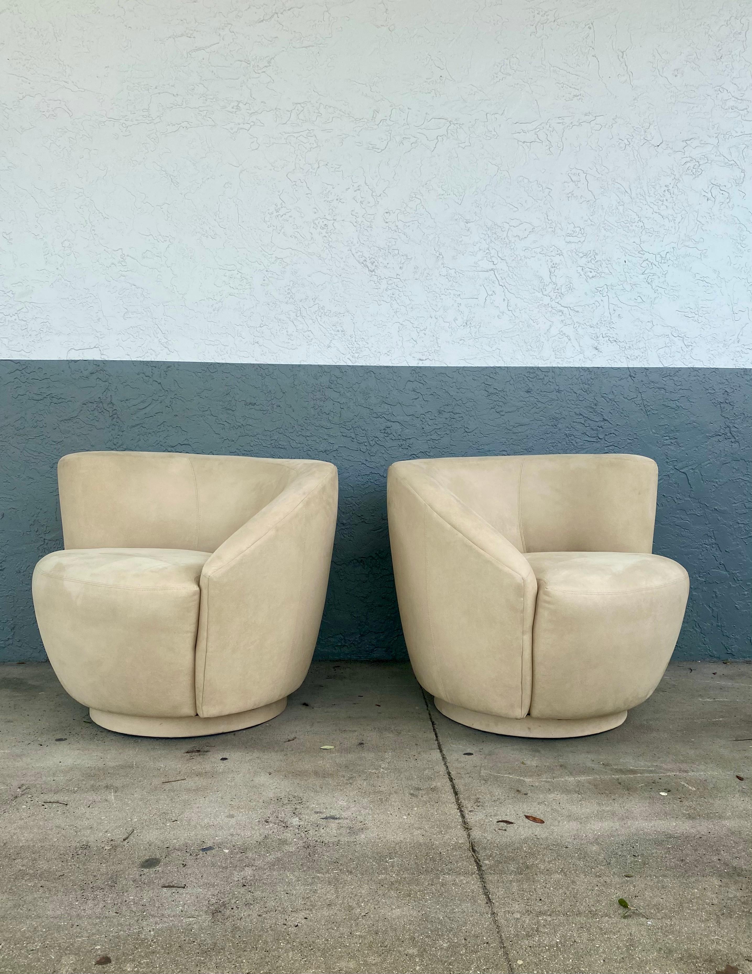 Late 20th Century 1980s Light Beige Directional Nautilus Swivel Chairs, Set of 2 For Sale