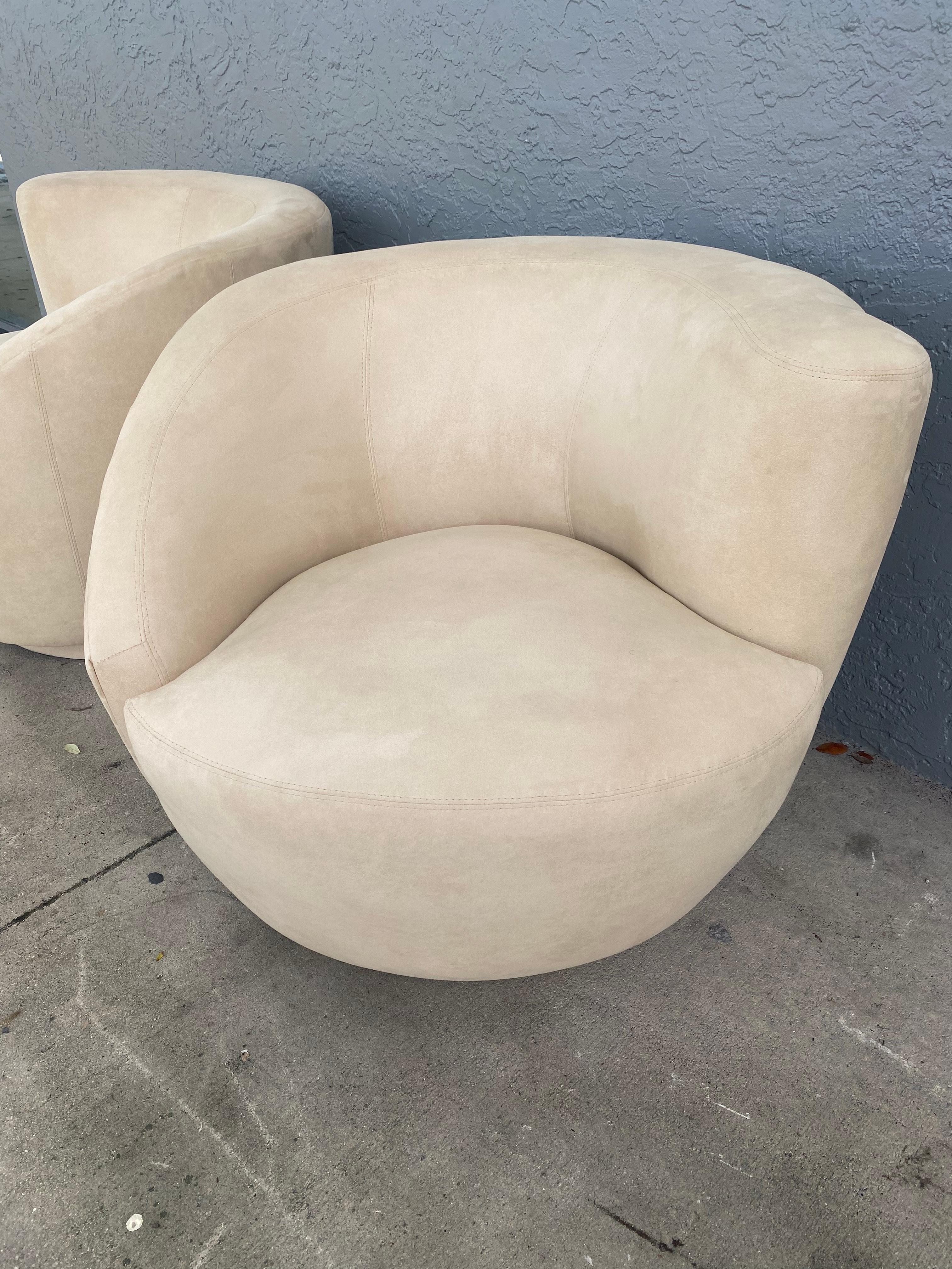 Upholstery 1980s Light Beige Directional Nautilus Swivel Chairs, Set of 2 For Sale