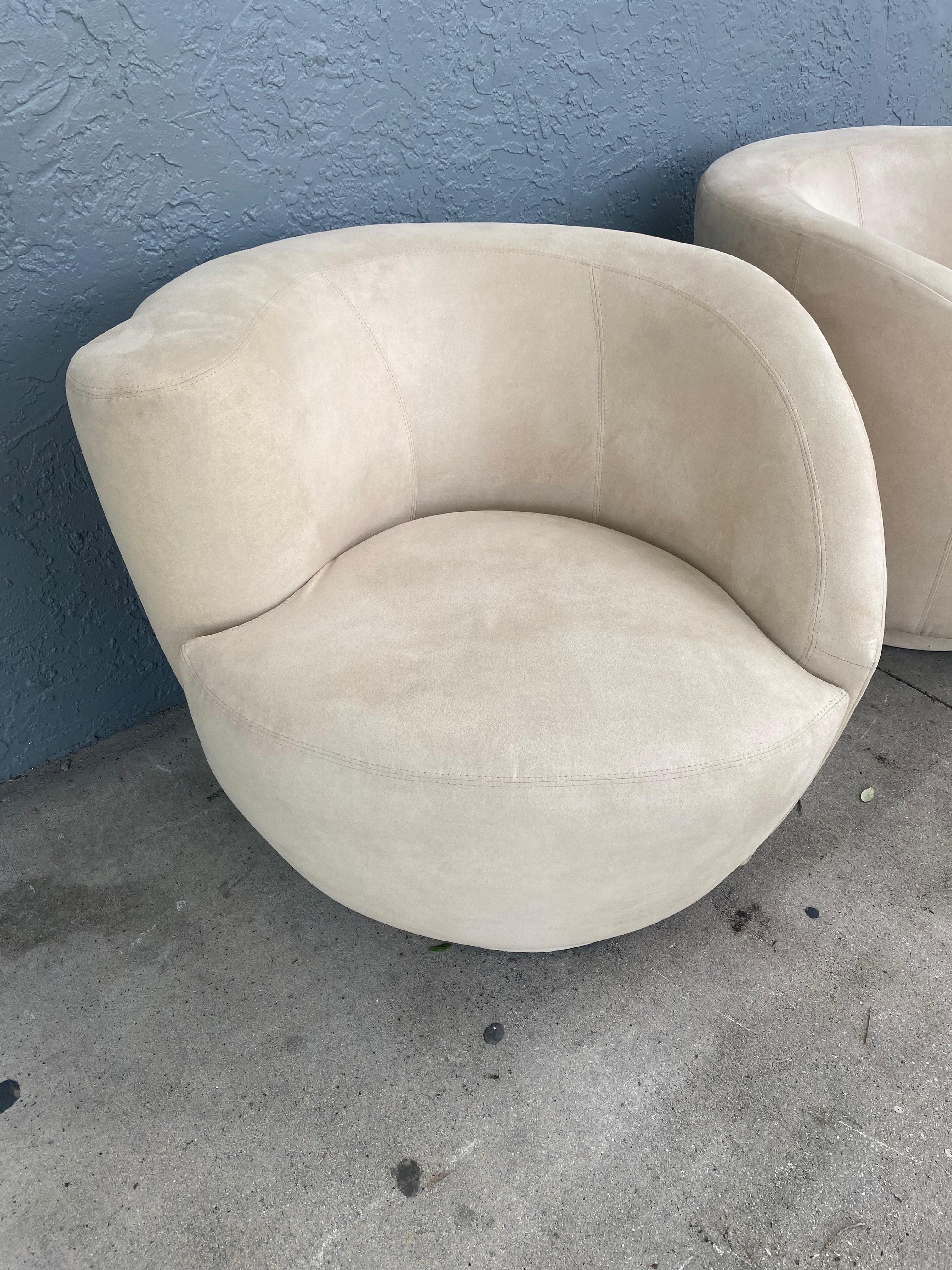 1980s Light Beige Directional Nautilus Swivel Chairs, Set of 2 For Sale 1