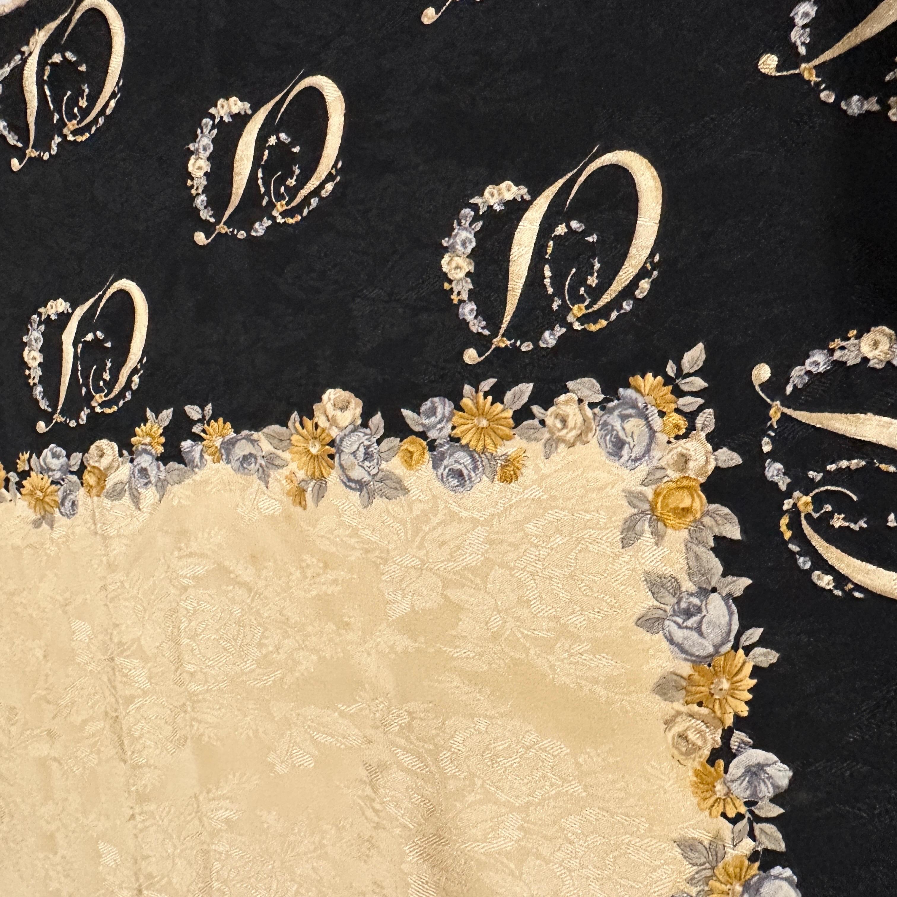 Pañuelo de seda con flor y logotipo marrón claro y negro de los años 80 de Christian Dior en venta 9