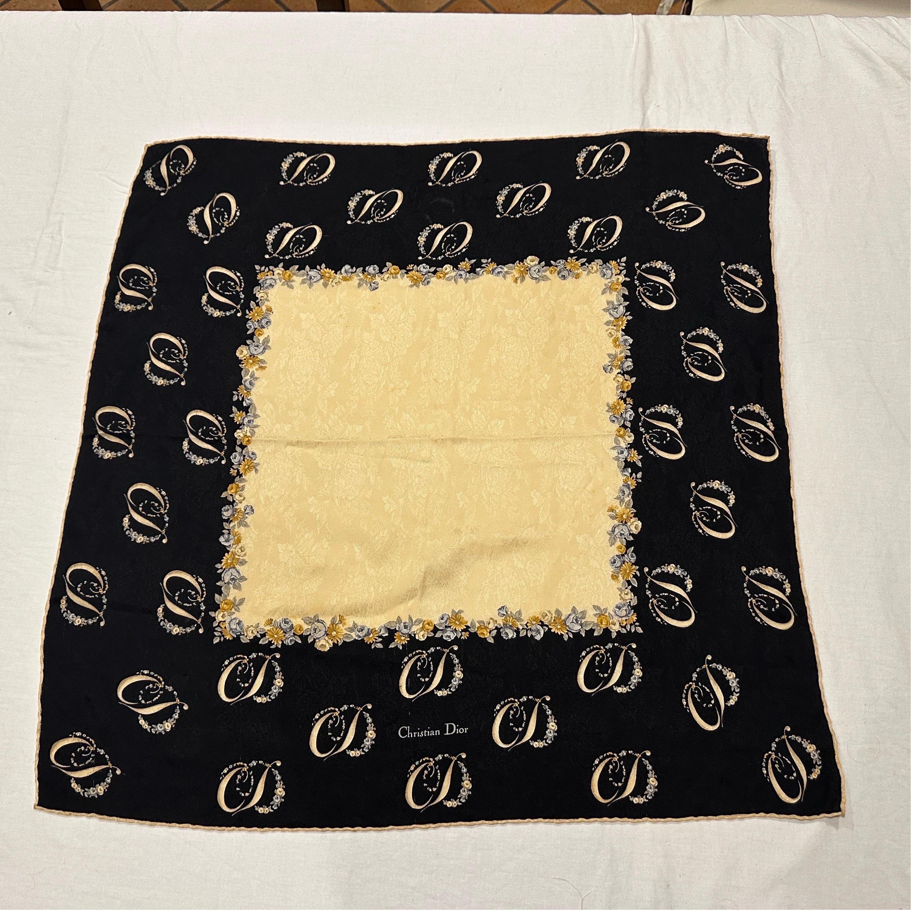 Pañuelo de seda vintage años 80 Christian Dior Logo Flor 
Se trata de un impresionante y auténtico pañuelo de seda vintage de Christian Dior de la década de 1980. Auténtica pieza de la historia de la moda, este pañuelo es un artículo muy