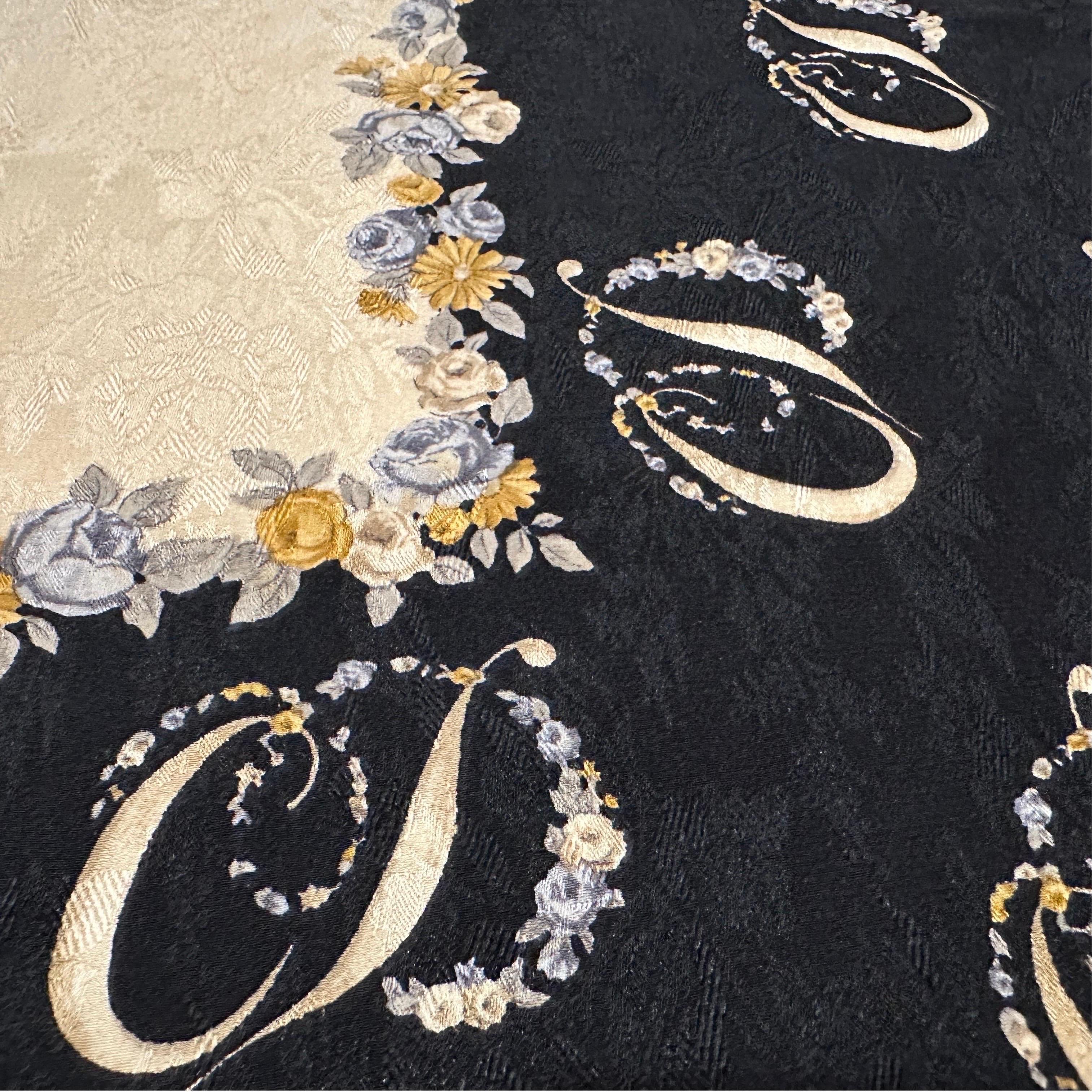 De las mujeres Pañuelo de seda con flor y logotipo marrón claro y negro de los años 80 de Christian Dior en venta