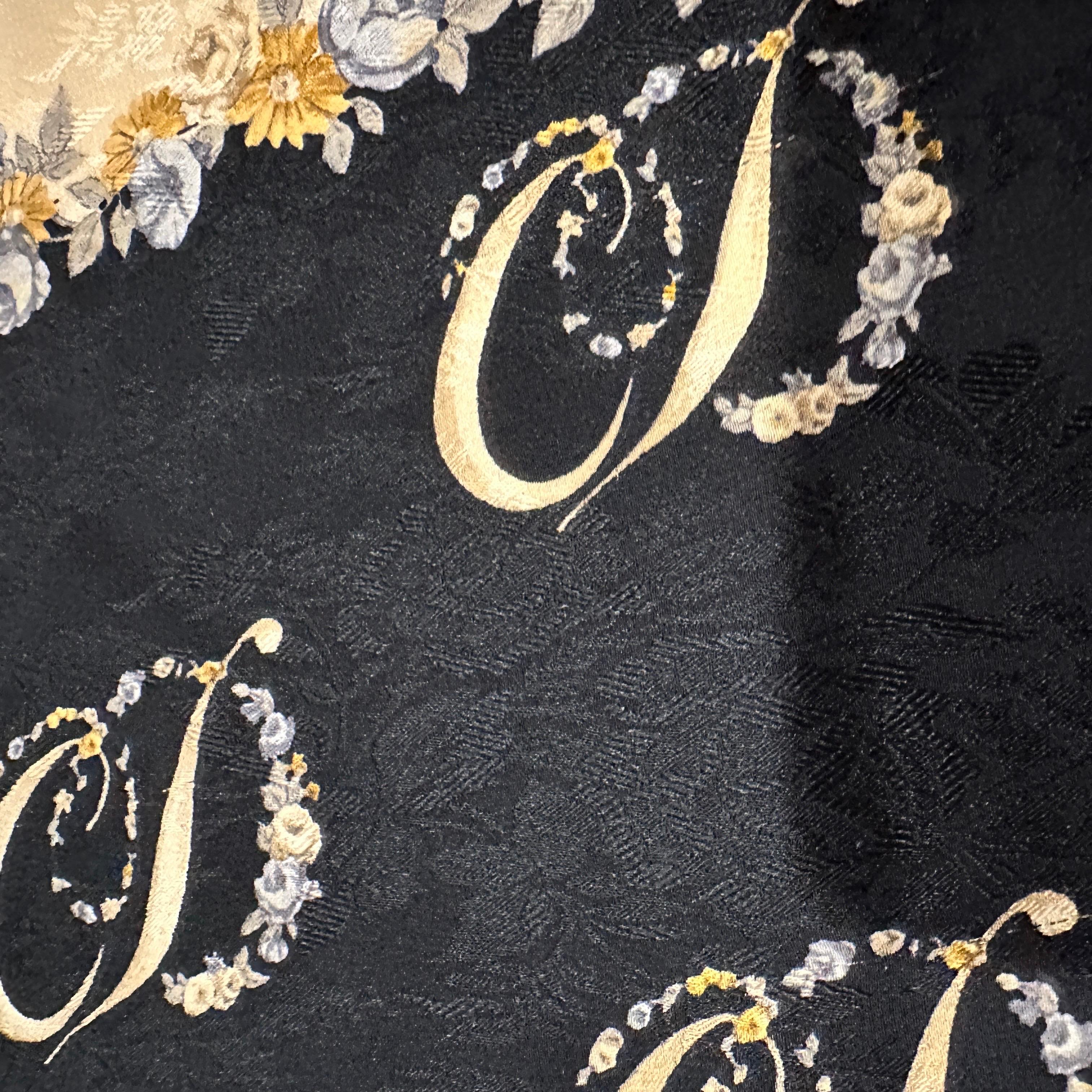 Pañuelo de seda con flor y logotipo marrón claro y negro de los años 80 de Christian Dior en venta 4