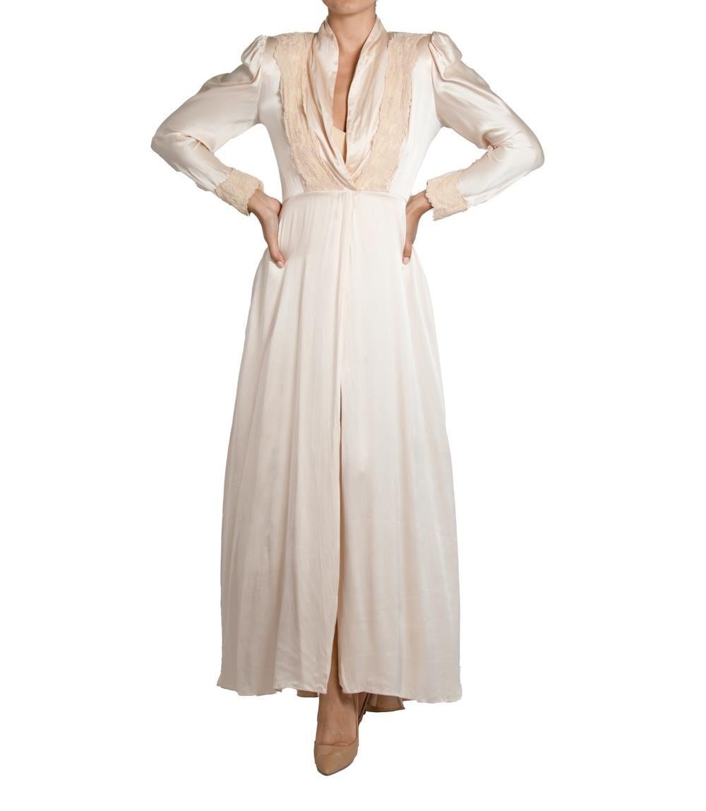 1980S Light Pink Silk Satin Peggy Jennings Dressing Robe In Excellent Condition For Sale In New York, NY