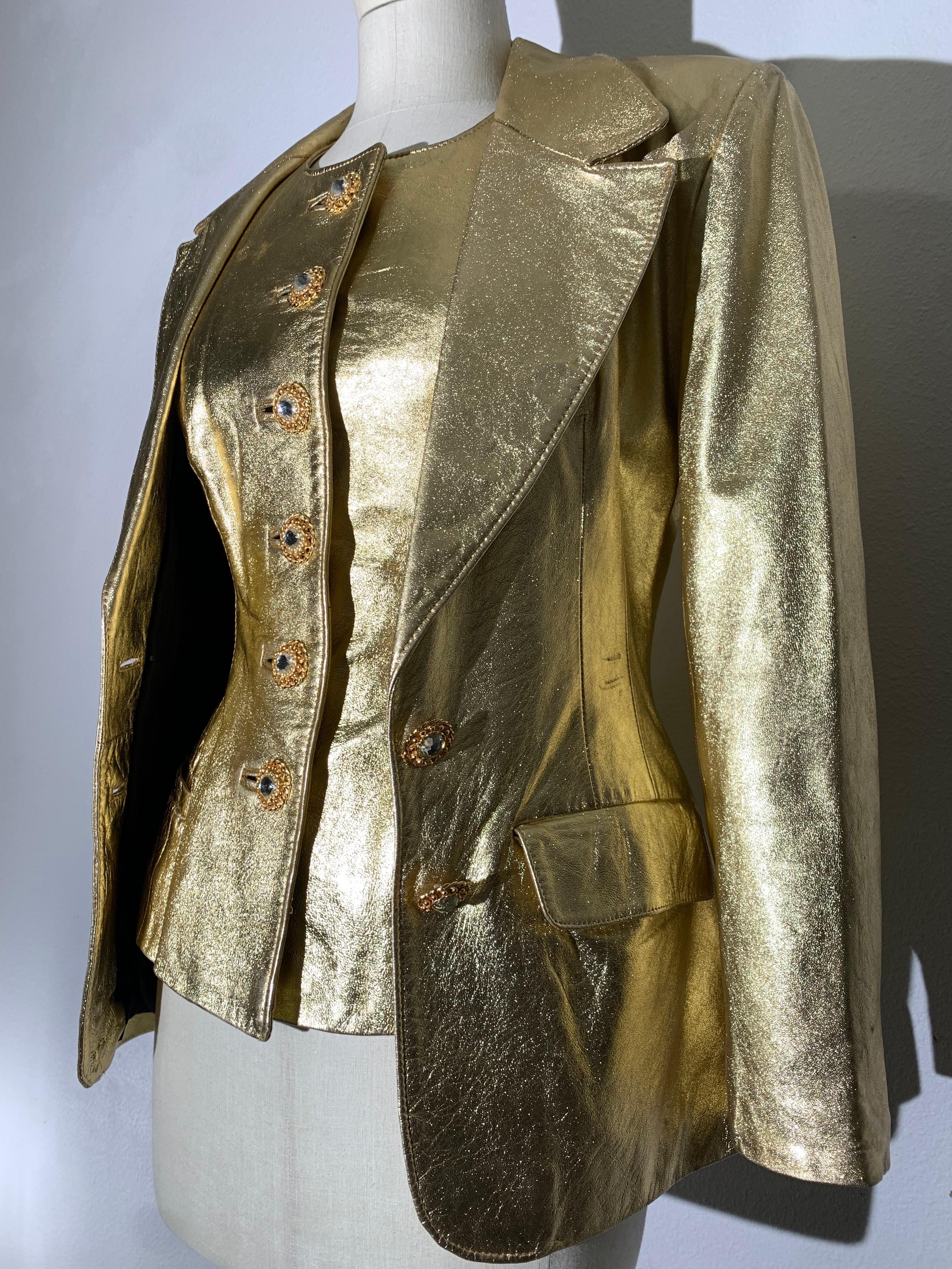 Ensemble 2 pièces en cuir d'agneau métallisé doré, veste et gilet, Lillie Rubin, années 1980 :  Coupe western avec veste et veste de tailleur. Boutons ornés de bijoux sur la veste et le gilet. Larges revers crantés sur la veste, poche à rabat dans