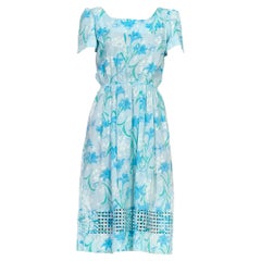 Robe LILLY PULITZER des années 1980 en coton bleu clair à imprimé floral et ourlet en panier tissé avec taille élastique