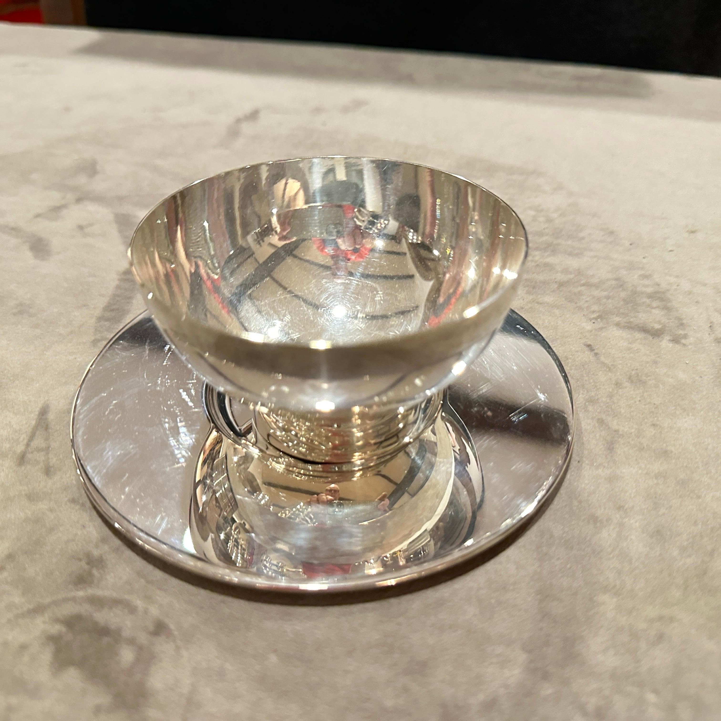 Rare 1980s Lino Sabattini Minimalist Set of Twelve Silver-Plated Ice Cream Cups and Plates - Made in Italy
Discover the understated elegance of Italian modernist design with this remarkable set of twelve silver-plated ice cream cups and matching