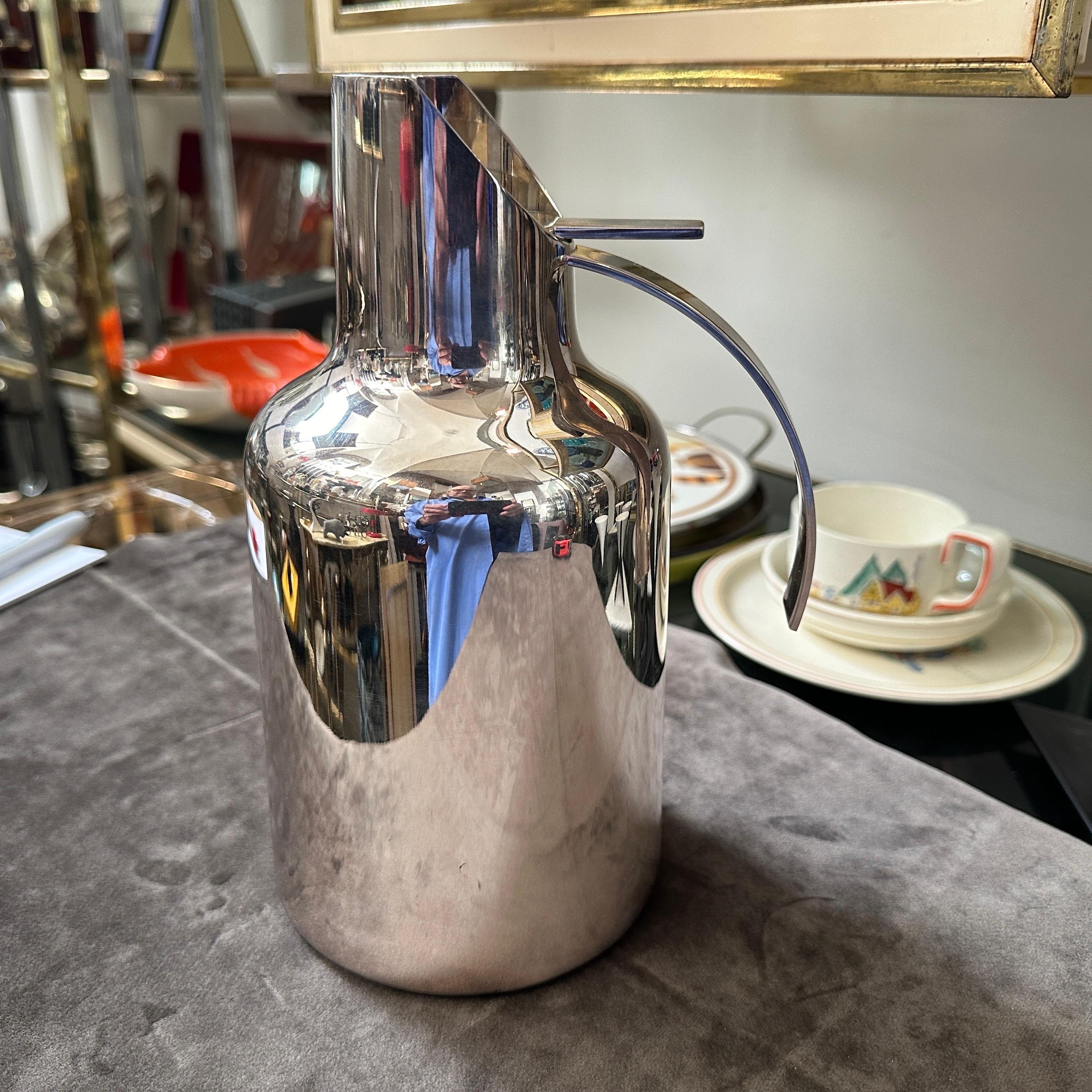 The 1980s Lino Sabattini Minimalist Silver Plated Thermos Carafe is a striking example of his refined, modernist design philosophy. This carafe blends functionality with a sleek, minimalist aesthetic, typical of Sabattini's work.
The body of the