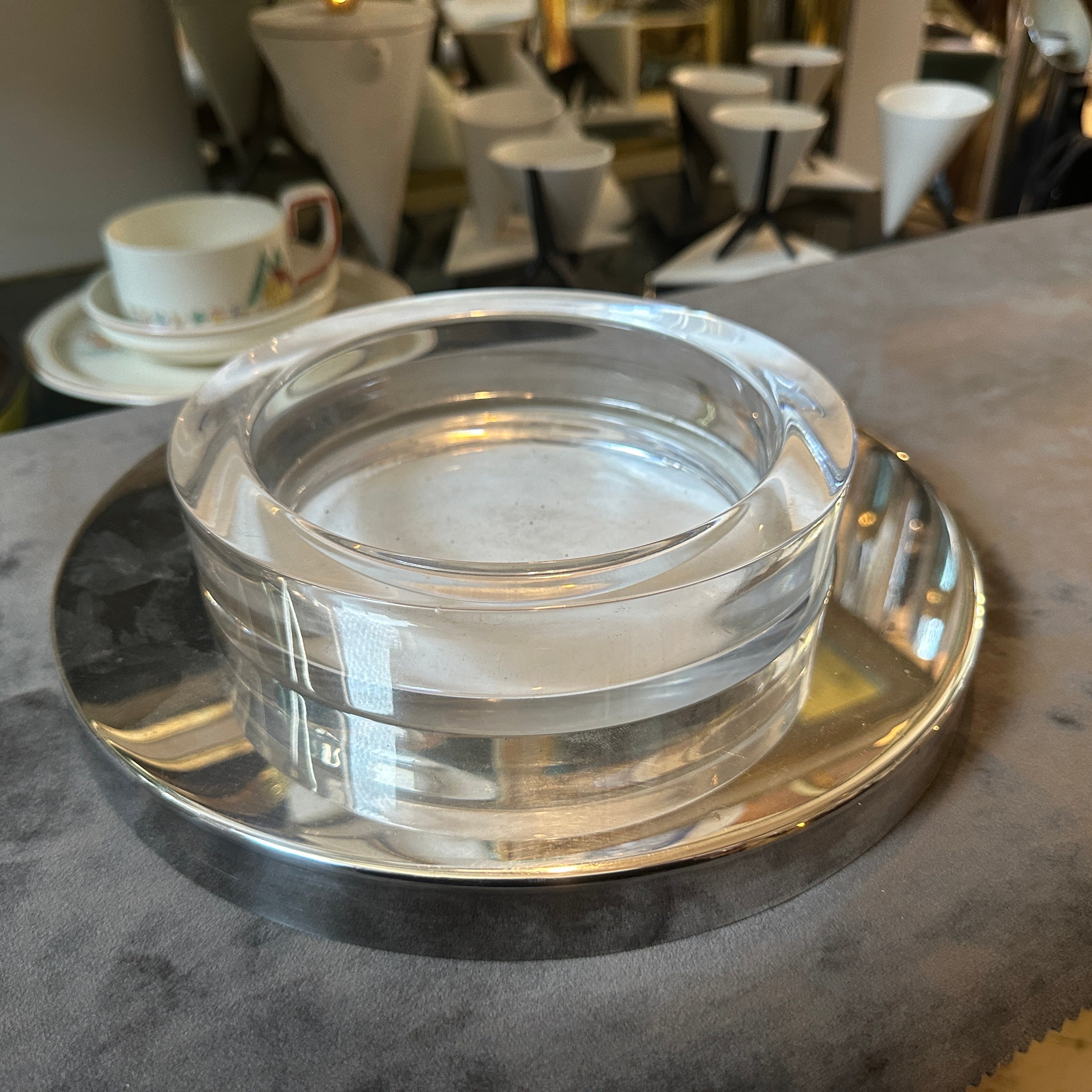 1980s Lino Sabattini-style minimalist silver-plated and glass round bowl is an excellent example of sleek, modernist design, reflecting both functional and artistic aesthetics.
The bowl's exterior features a smooth, highly polished silver-plated