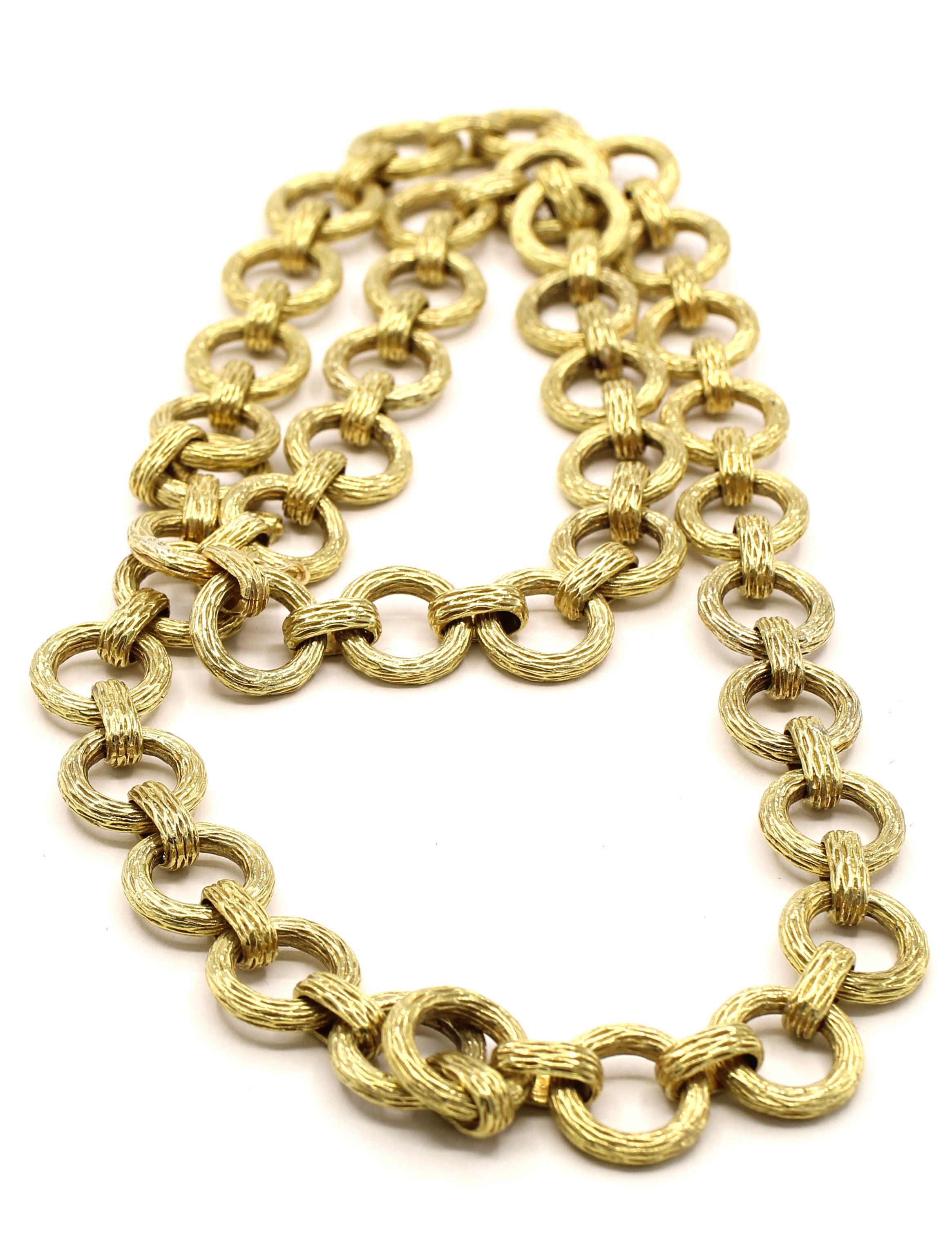 Beautifully handcrafted in 18 karat yellow gold this 1980s chic chain necklace consists of 39 textured solid gold elements, flexibly connected to textured oval links. The necklace measures 26.5 inches in length. The perfect wear for any occasion and