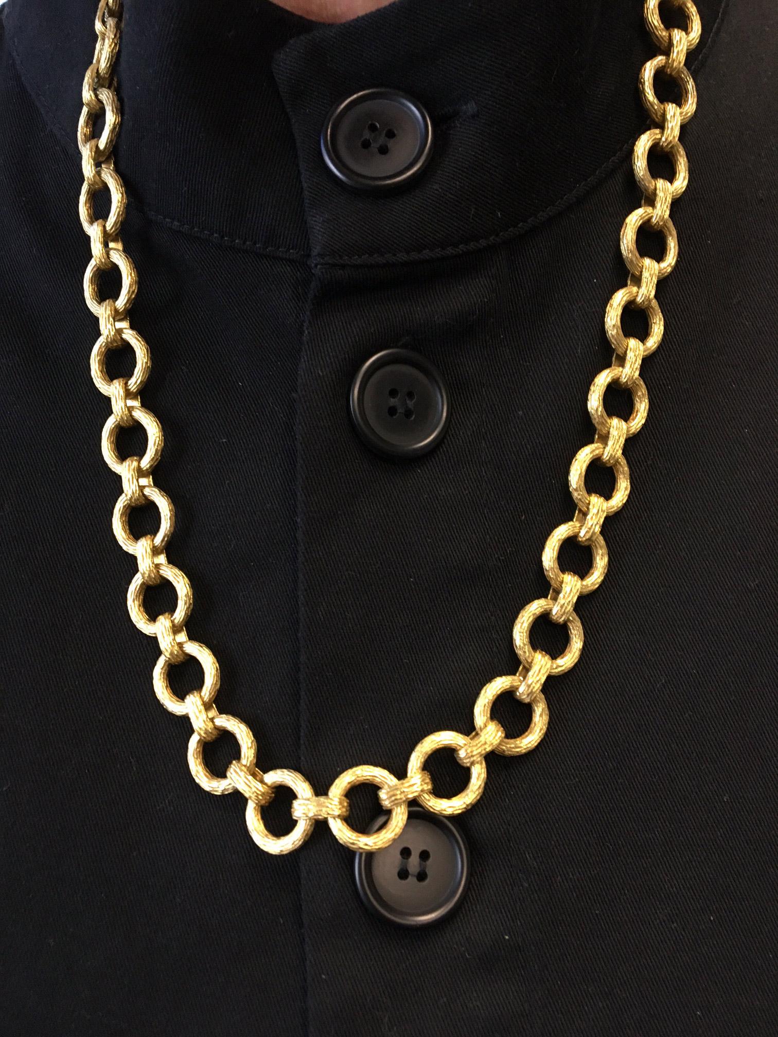 Long collier à chaîne en or 18 carats à maillons texturés des années 1980 Excellent état - En vente à New York, NY