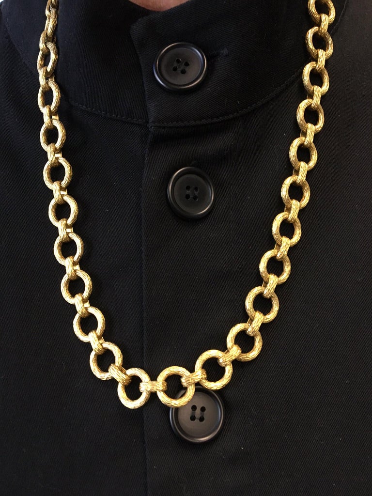 1980s Long Textured Link 18 Karat Gold Chain Necklace In Excellent Condition For Sale In New York, NY