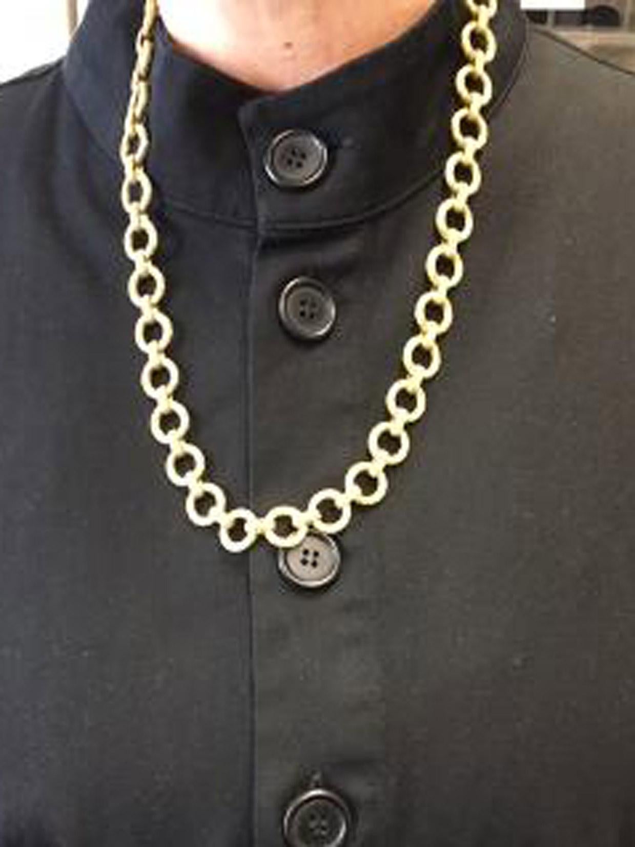 Long collier à chaîne en or 18 carats à maillons texturés des années 1980 Unisexe en vente