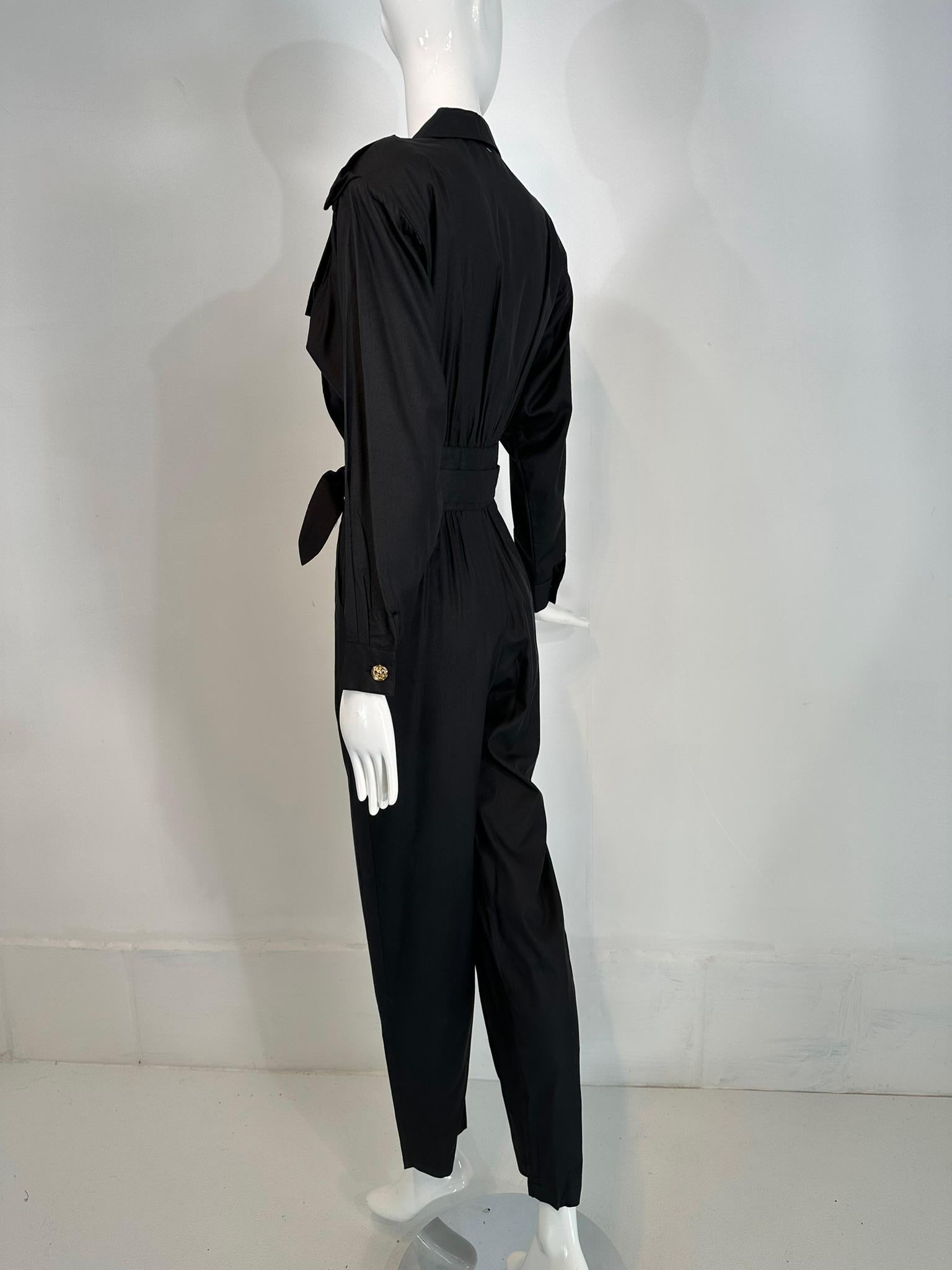 1980 Lord & Taylor Matte Tailoring Black Silk Jumpsuit with Gold Buttons (combinaison en soie noire ajustée avec boutons dorés) en vente 5