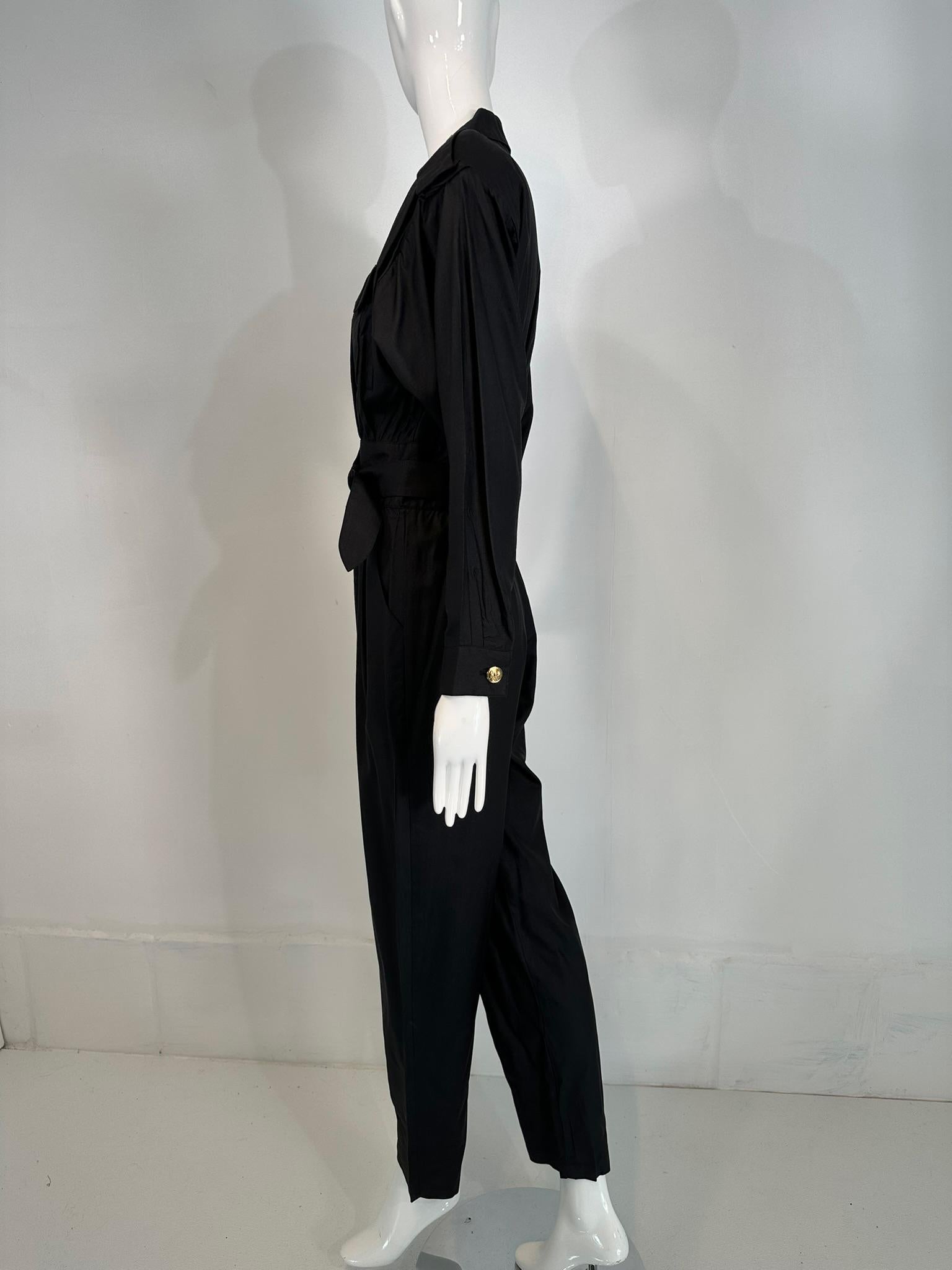 1980 Lord & Taylor Matte Tailoring Black Silk Jumpsuit with Gold Buttons (combinaison en soie noire ajustée avec boutons dorés) en vente 6