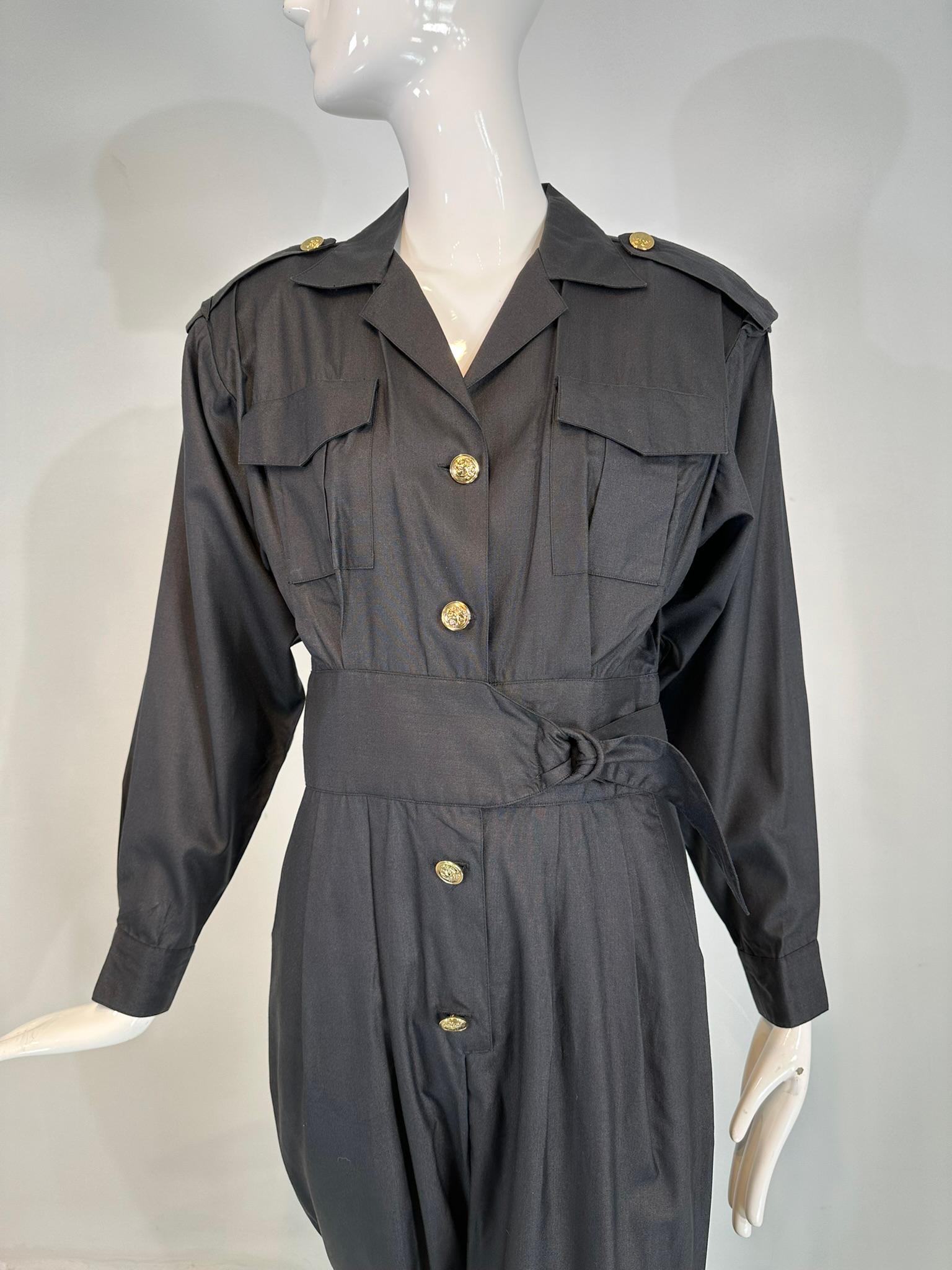 1980 Lord & Taylor Matte Tailoring Black Silk Jumpsuit with Gold Buttons (combinaison en soie noire ajustée avec boutons dorés) en vente 9