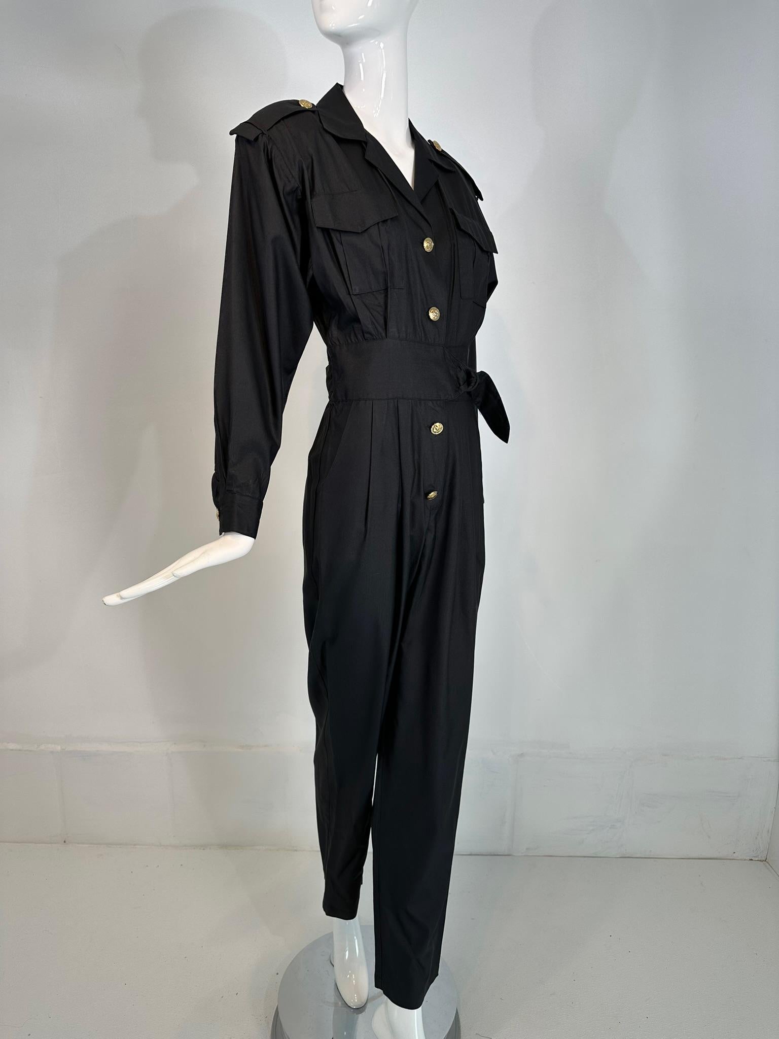 Noir 1980 Lord & Taylor Matte Tailoring Black Silk Jumpsuit with Gold Buttons (combinaison en soie noire ajustée avec boutons dorés) en vente