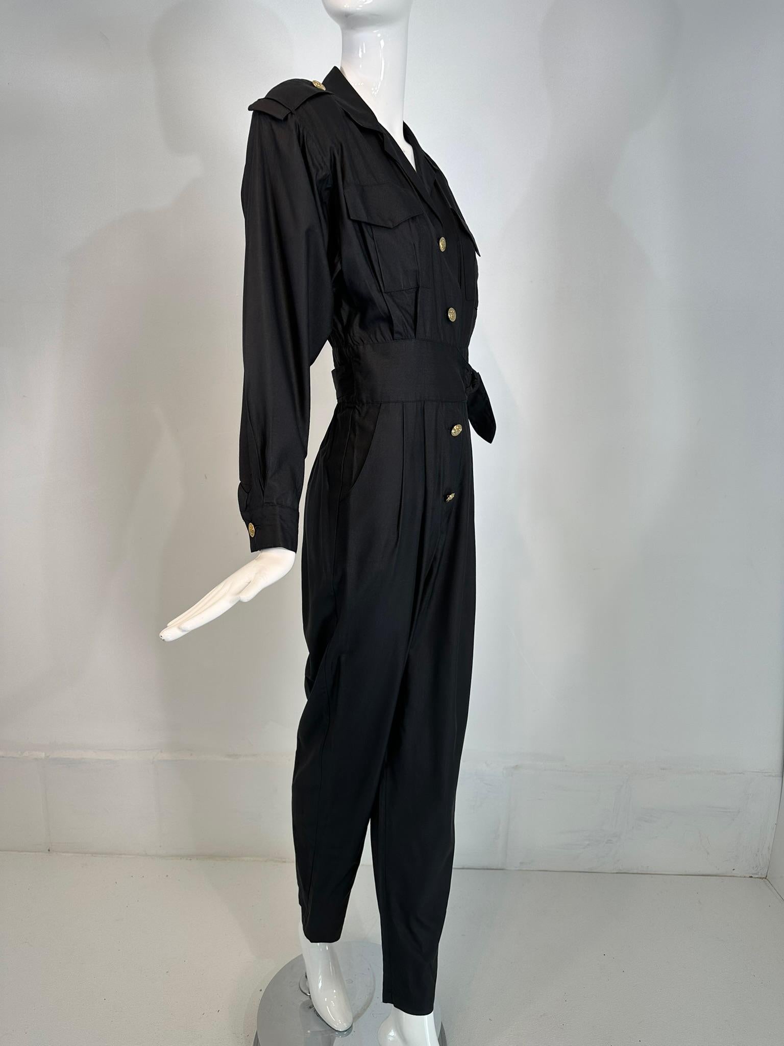 1980 Lord & Taylor Matte Tailoring Black Silk Jumpsuit with Gold Buttons (combinaison en soie noire ajustée avec boutons dorés) Bon état - En vente à West Palm Beach, FL