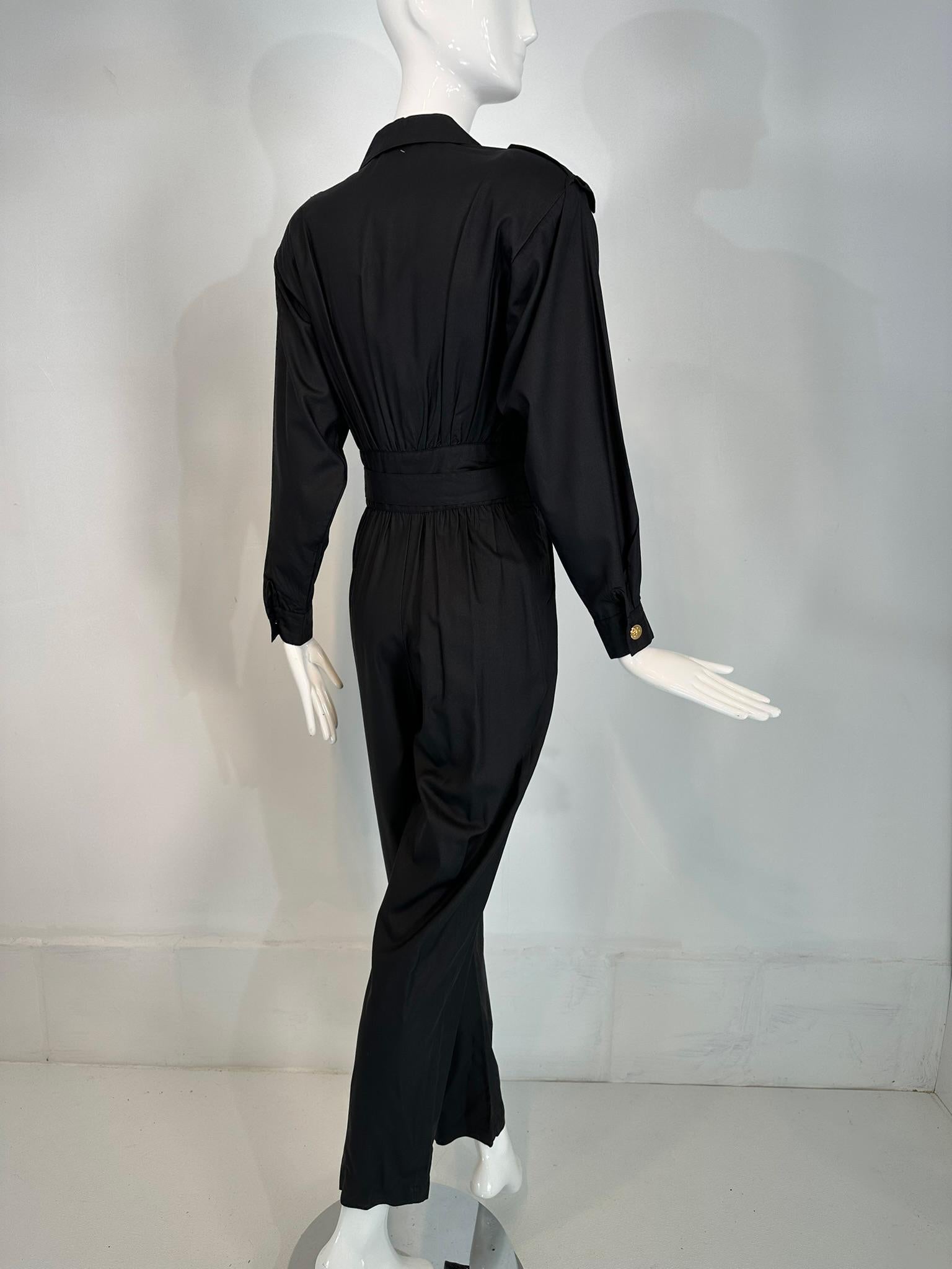 1980 Lord & Taylor Matte Tailoring Black Silk Jumpsuit with Gold Buttons (combinaison en soie noire ajustée avec boutons dorés) en vente 1