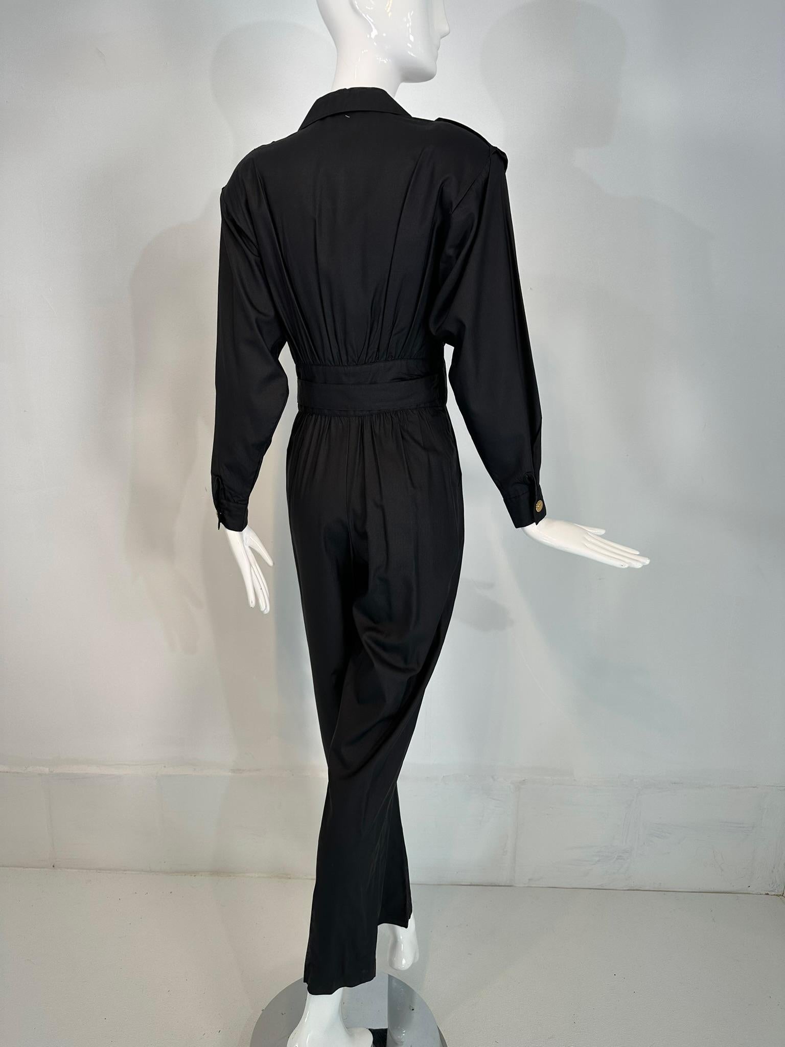 1980 Lord & Taylor Matte Tailoring Black Silk Jumpsuit with Gold Buttons (combinaison en soie noire ajustée avec boutons dorés) en vente 2
