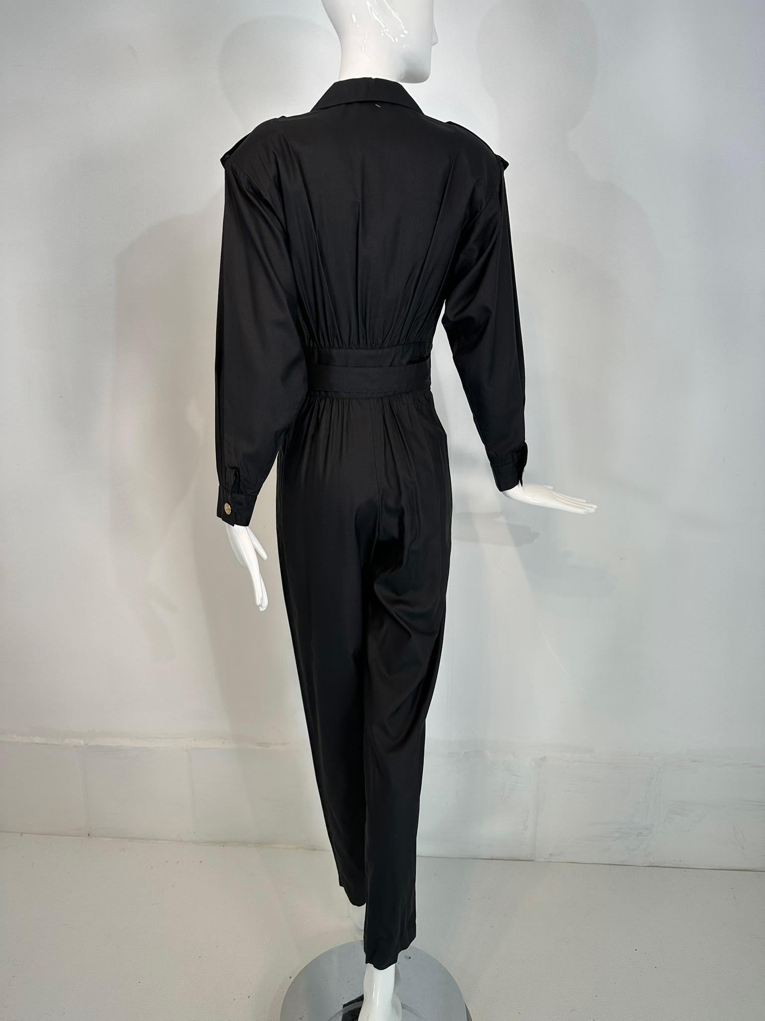 1980 Lord & Taylor Matte Tailoring Black Silk Jumpsuit with Gold Buttons (combinaison en soie noire ajustée avec boutons dorés) en vente 3