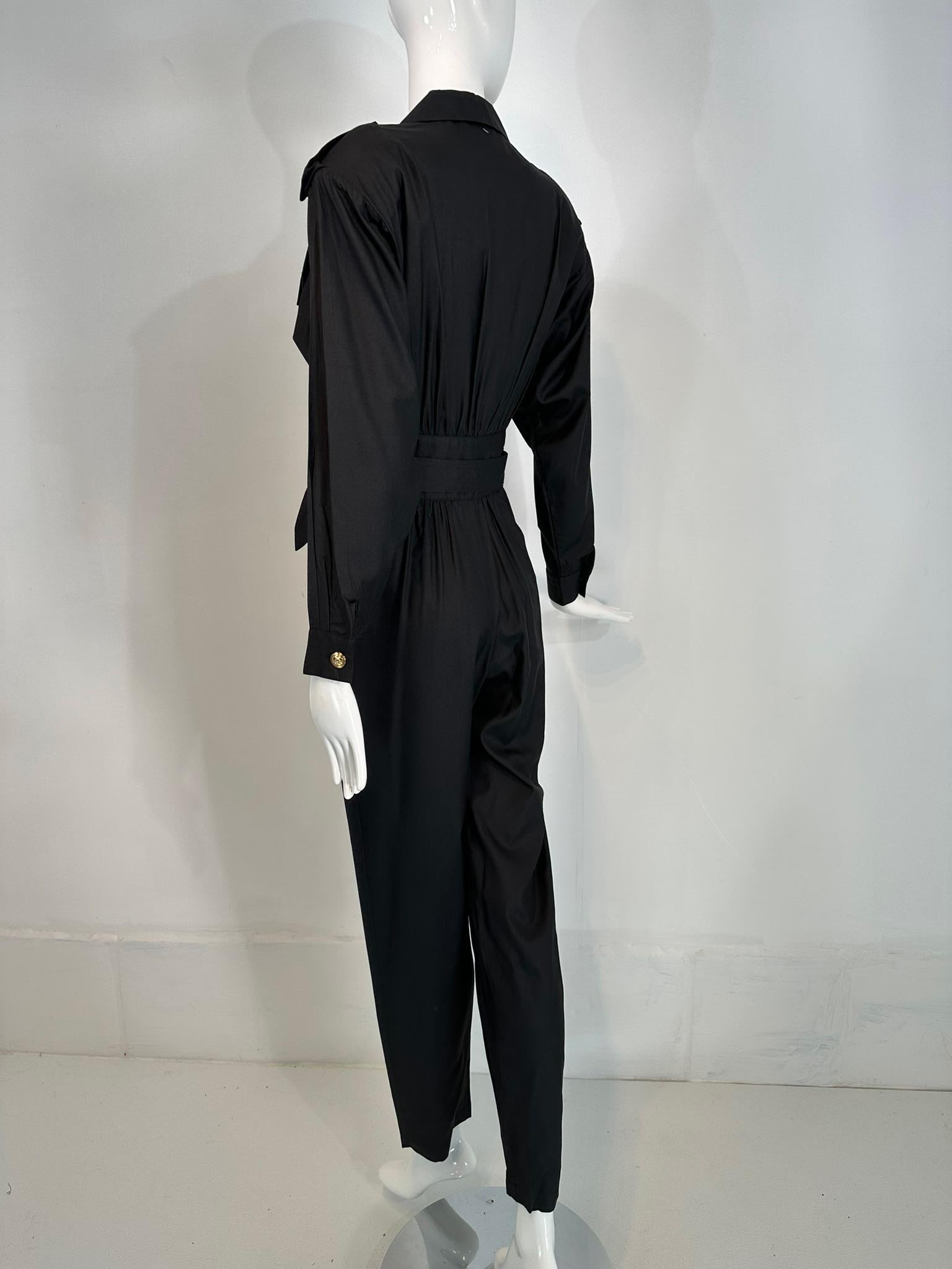 1980 Lord & Taylor Matte Tailoring Black Silk Jumpsuit with Gold Buttons (combinaison en soie noire ajustée avec boutons dorés) en vente 4