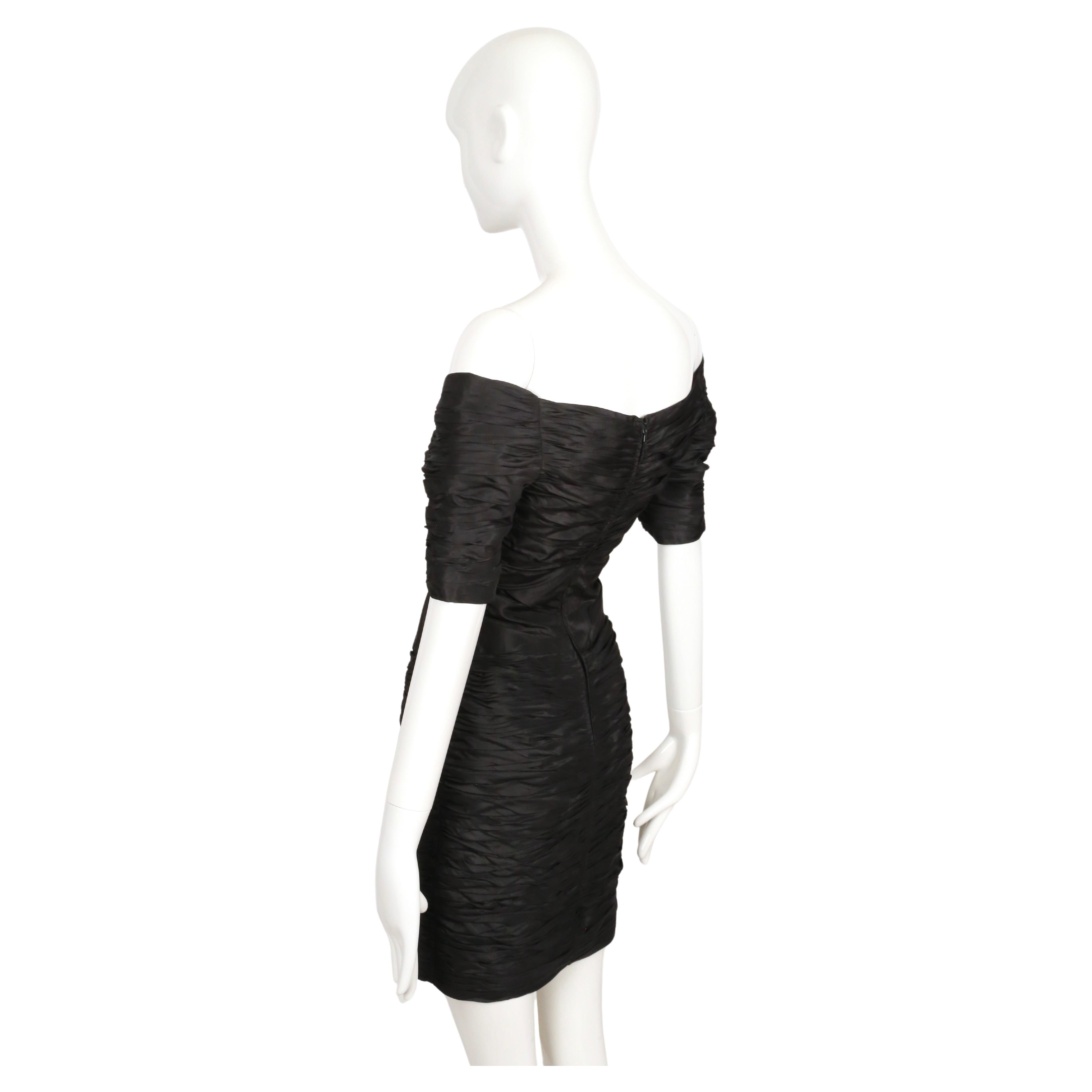 LORIS AZZARO 1980 Vestido negro con pliegues y hombros al descubierto en venta 6