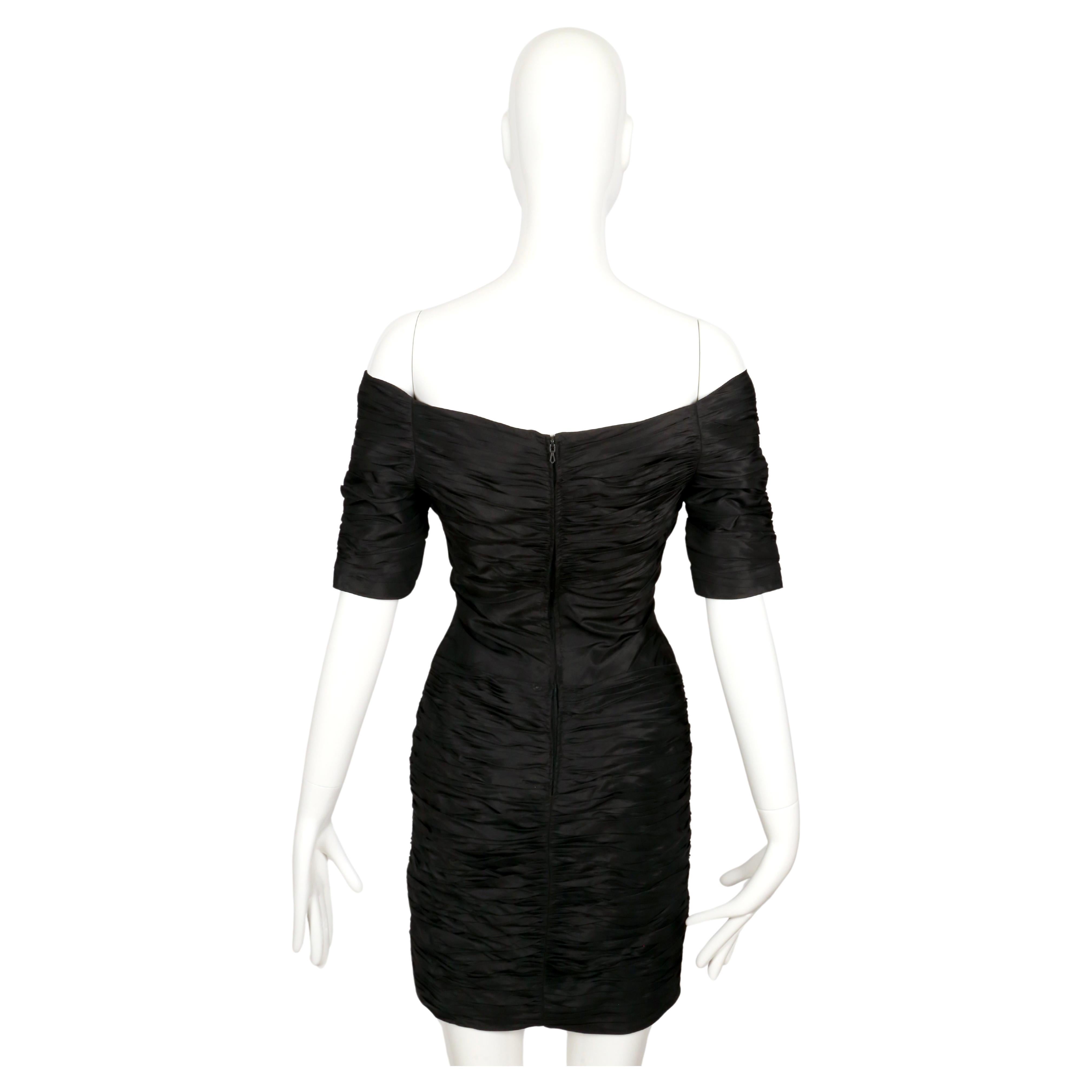 LORIS AZZARO 1980 Vestido negro con pliegues y hombros al descubierto en venta 7