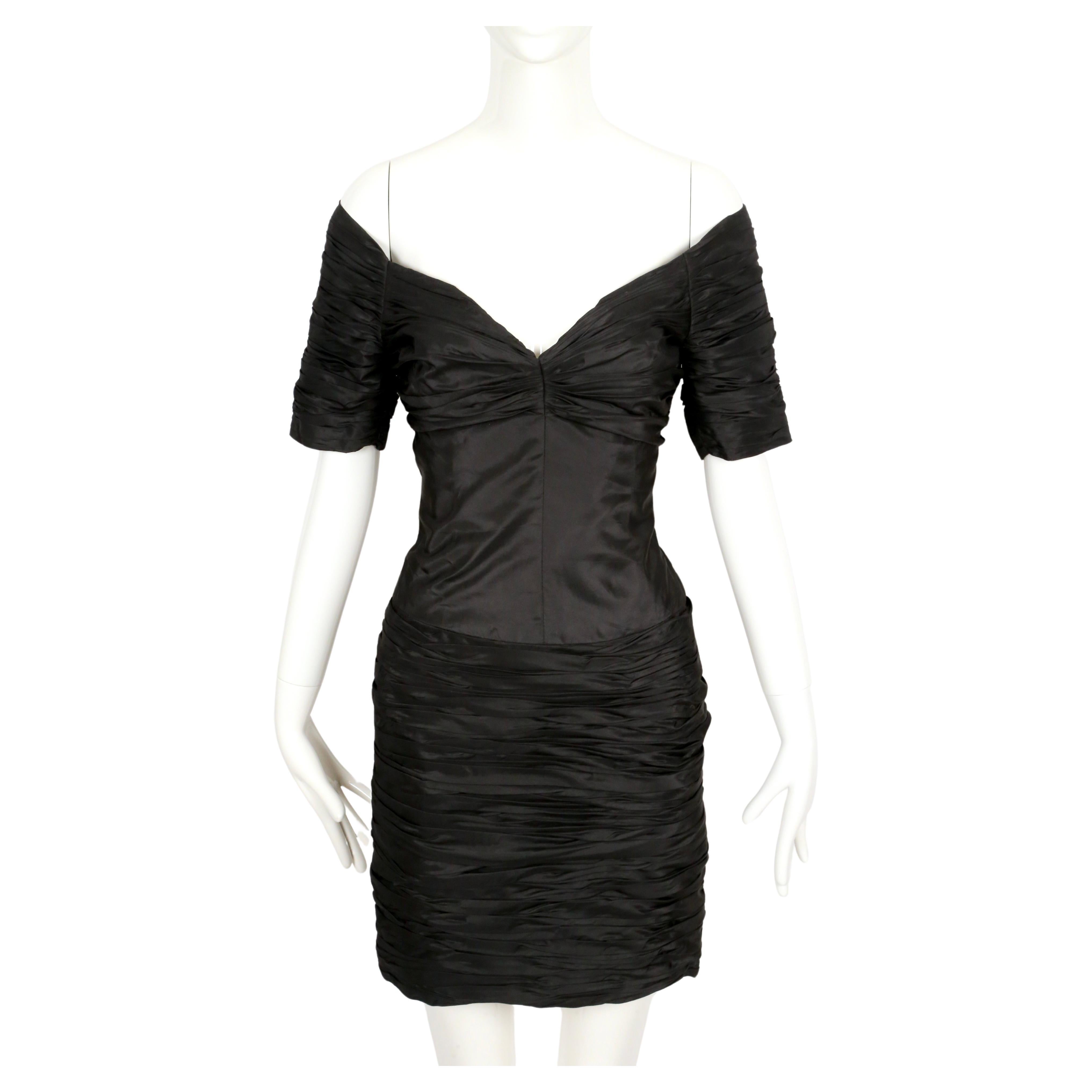 LORIS AZZARO 1980 Vestido negro con pliegues y hombros al descubierto Negro en venta