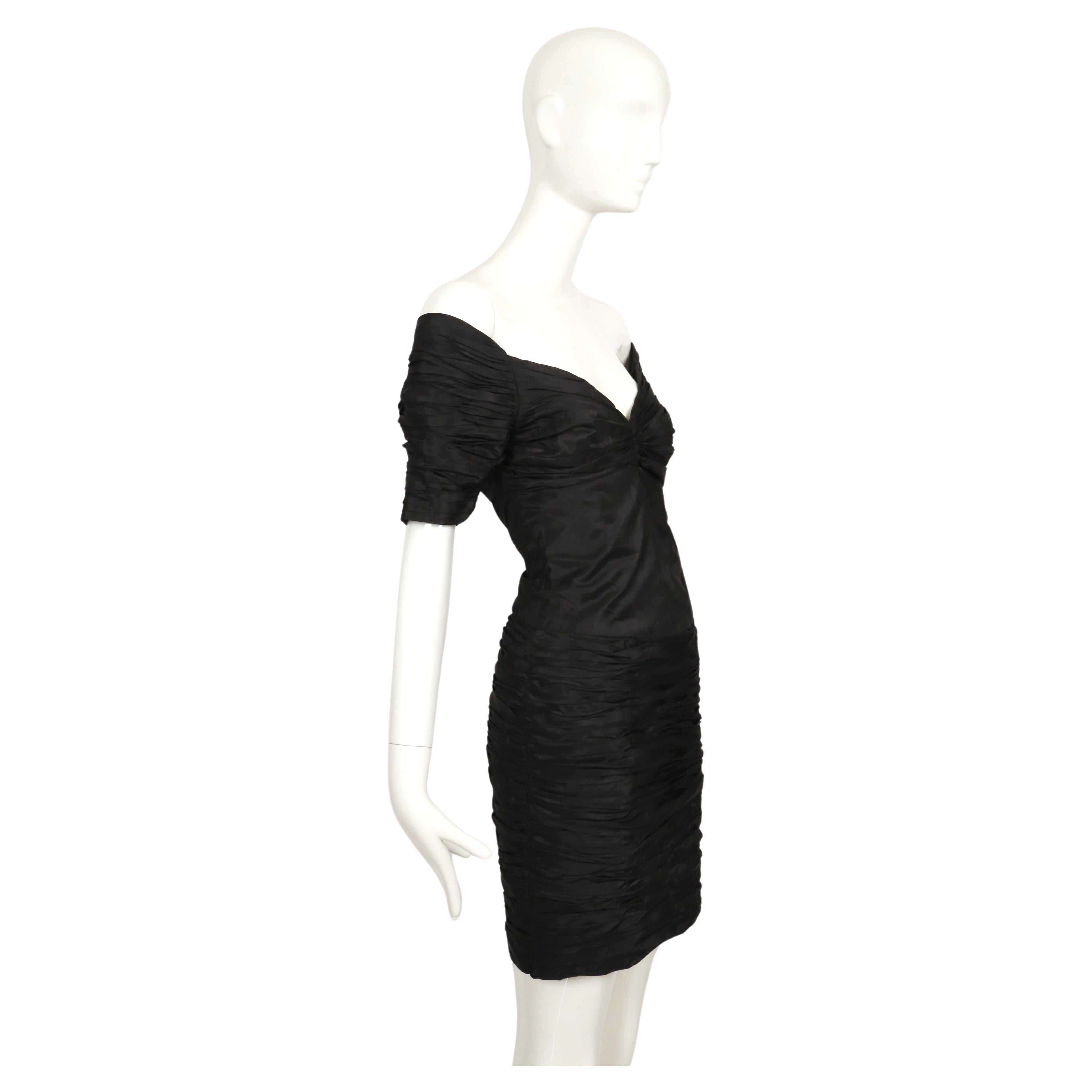 De las mujeres LORIS AZZARO 1980 Vestido negro con pliegues y hombros al descubierto en venta