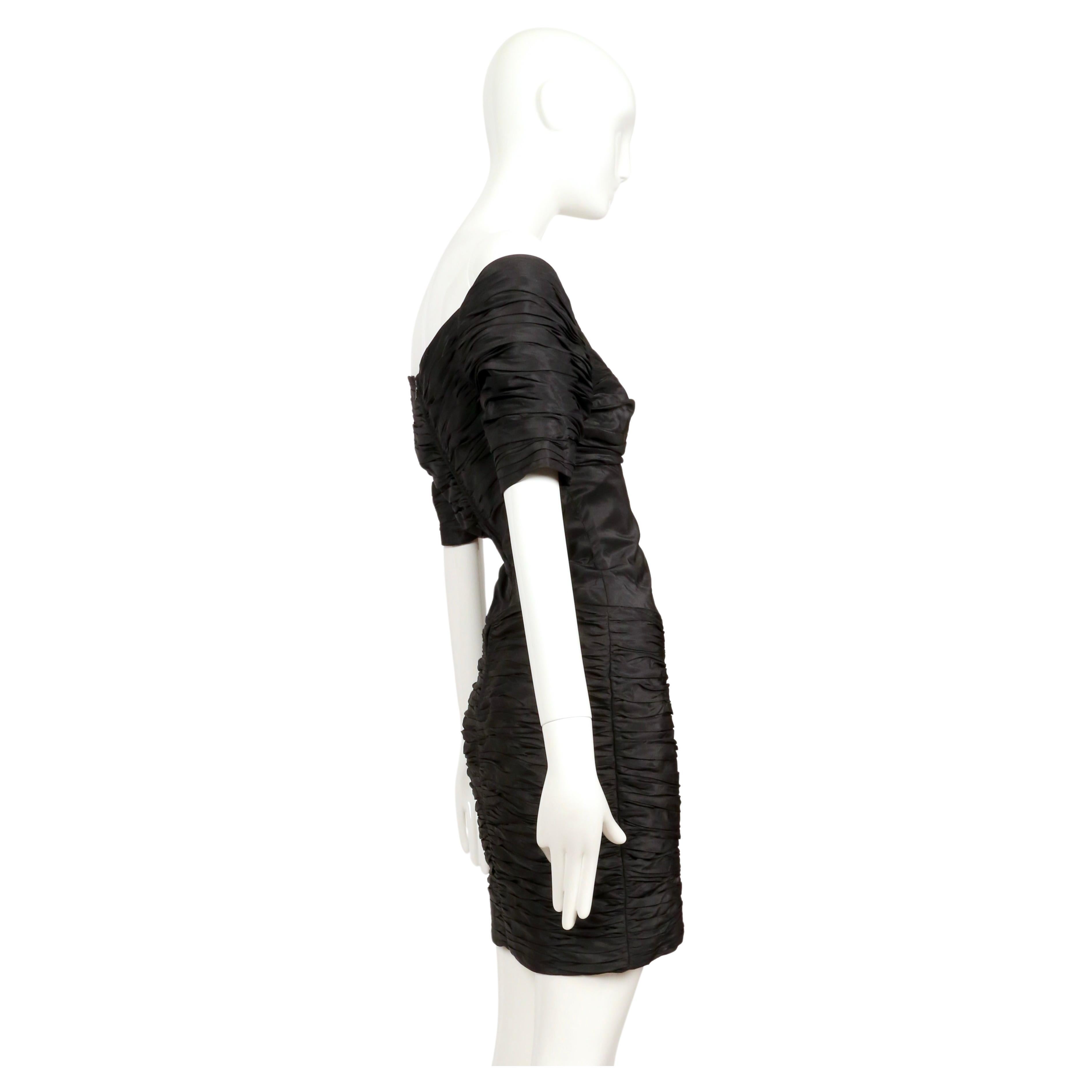 LORIS AZZARO 1980 Vestido negro con pliegues y hombros al descubierto en venta 1