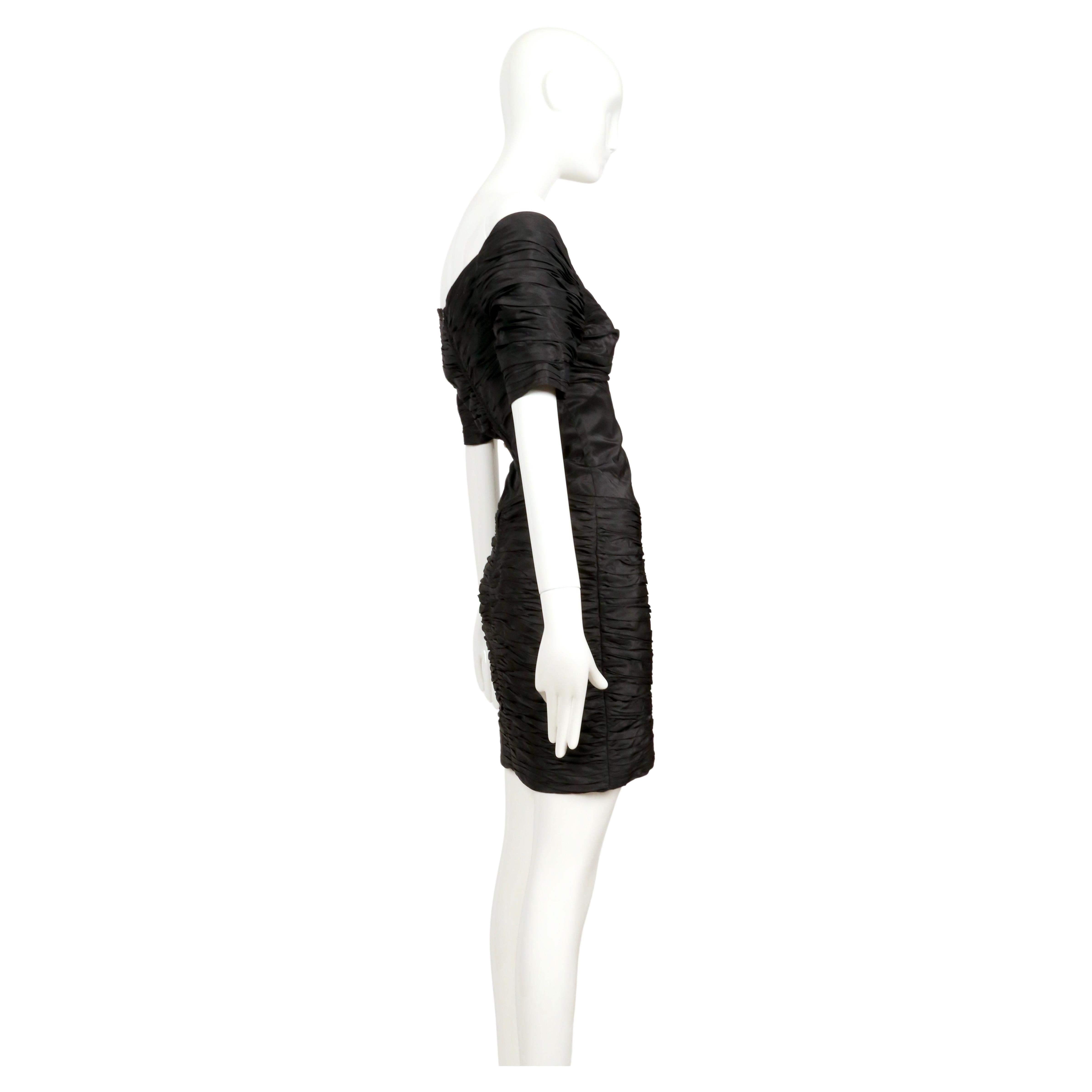 LORIS AZZARO 1980 Vestido negro con pliegues y hombros al descubierto en venta 2