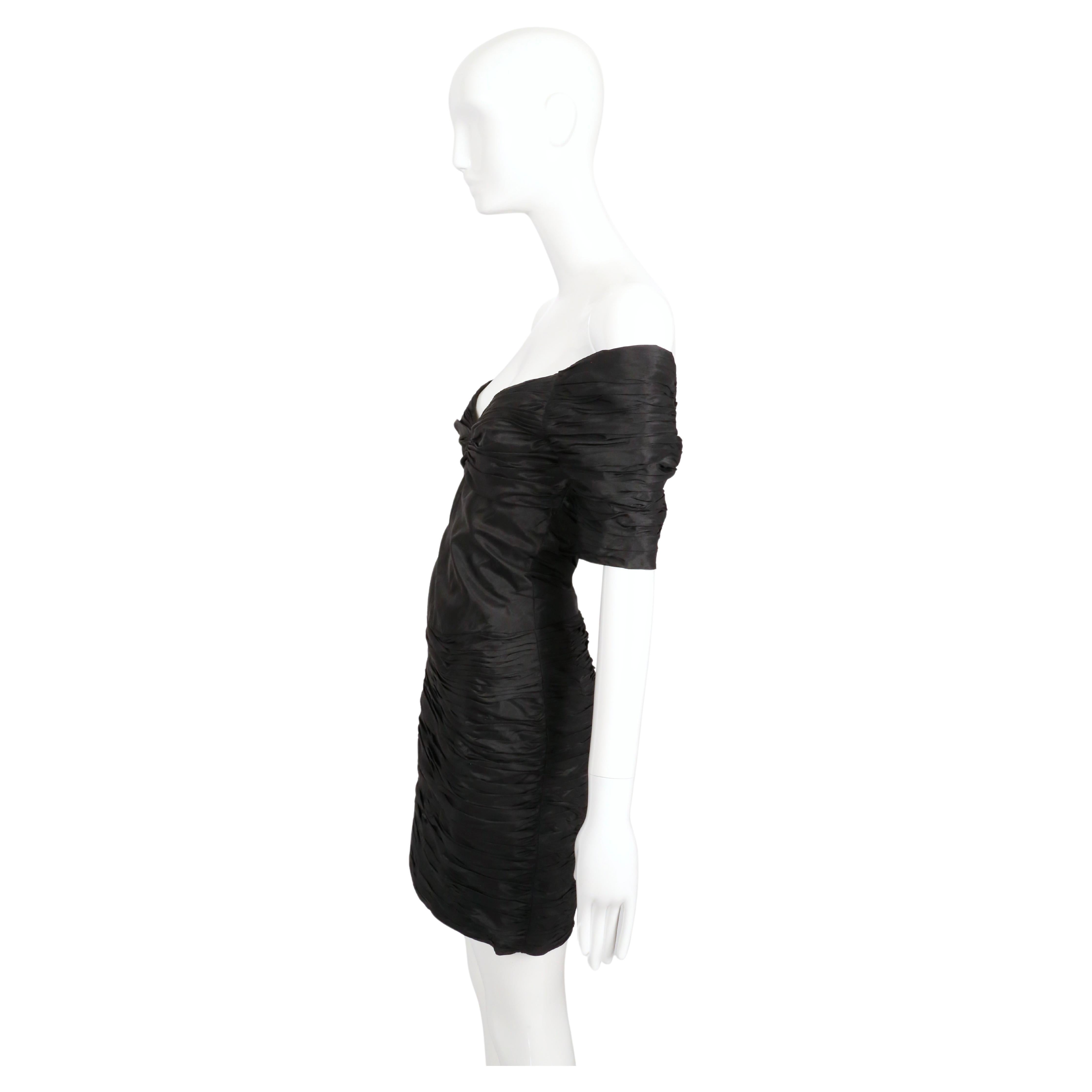 LORIS AZZARO 1980 Vestido negro con pliegues y hombros al descubierto en venta 3
