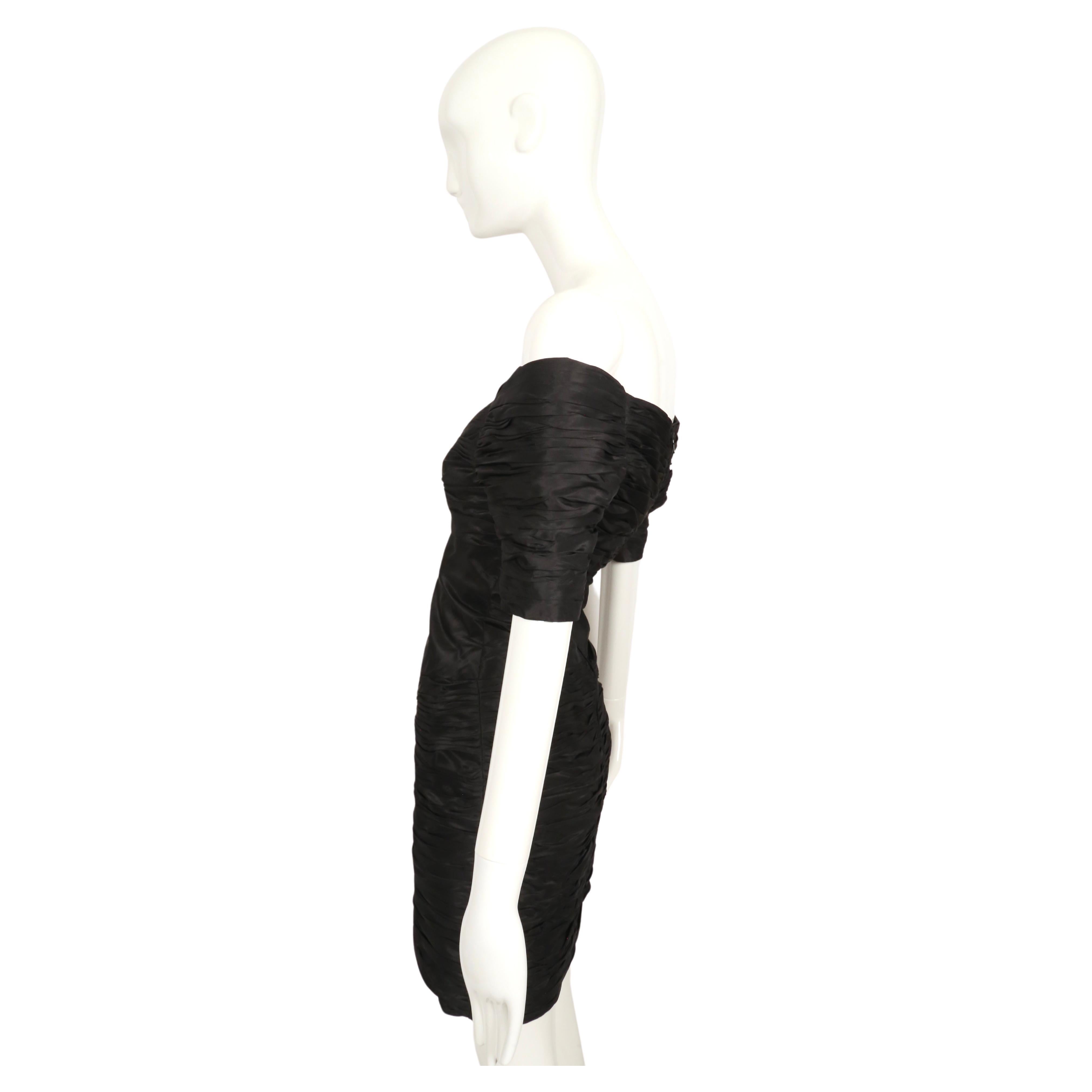 LORIS AZZARO 1980 Vestido negro con pliegues y hombros al descubierto en venta 4