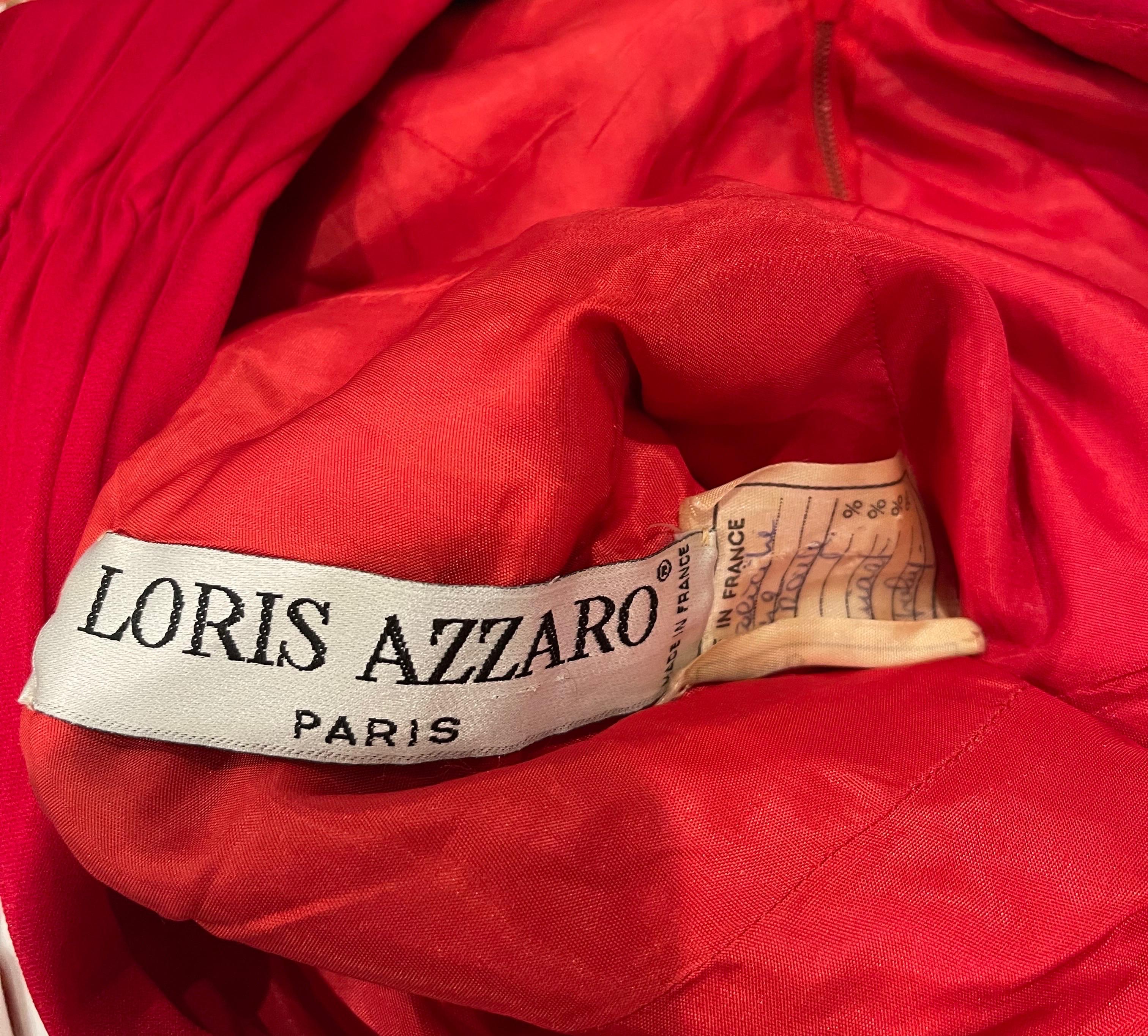 Sexy vestido de manga larga de gasa y jersey de seda rojo carmín de finales de los 70 de LORIS AZZARO Couture. Favorecedor corpiño fruncido con soporte interior. Cremallera oculta en la espalda con cierre de corchetes. Cierres a presión con