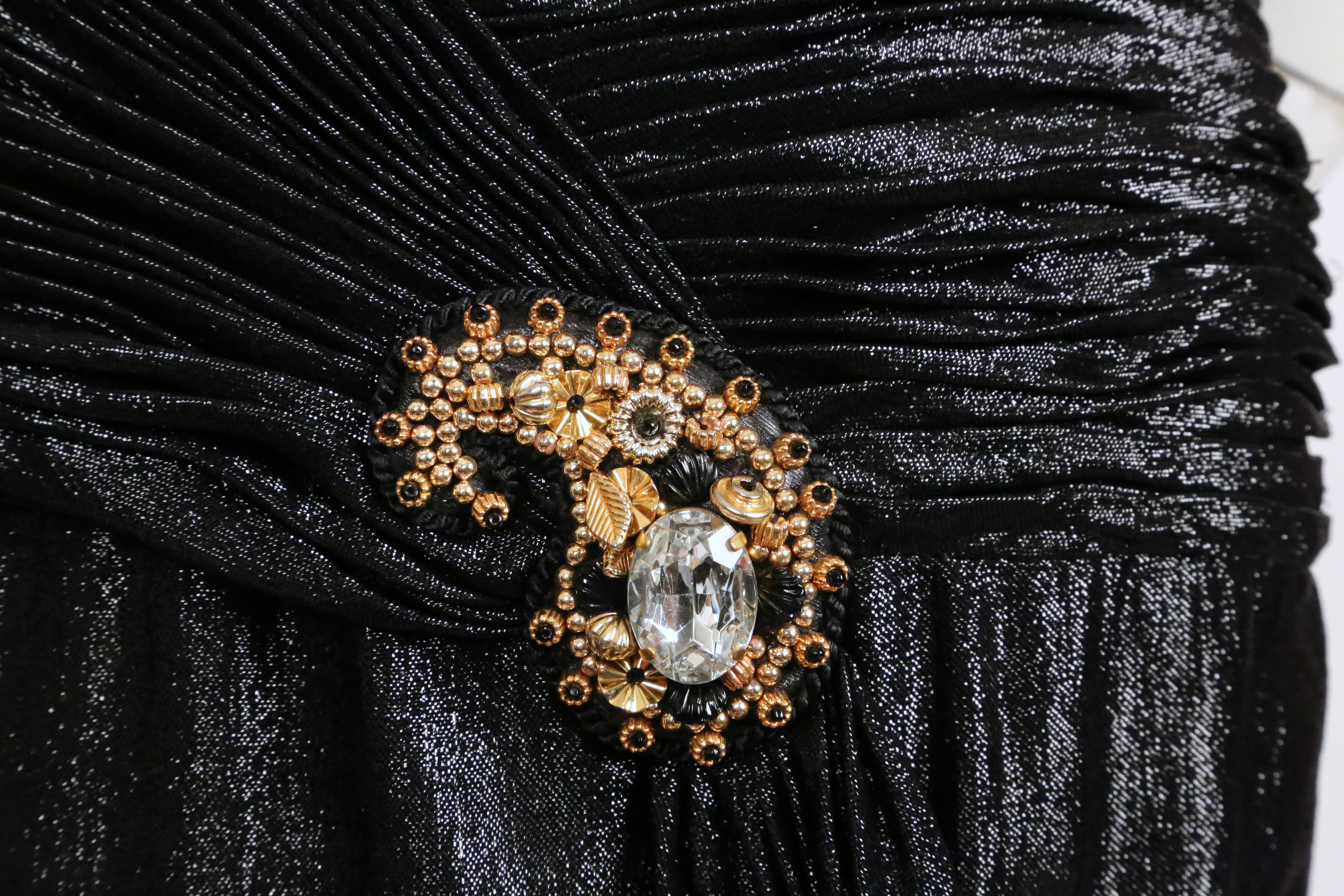 Robe ruchée noire métallisée ornée de perles LORIS AZZARO des années 1980 en vente 3